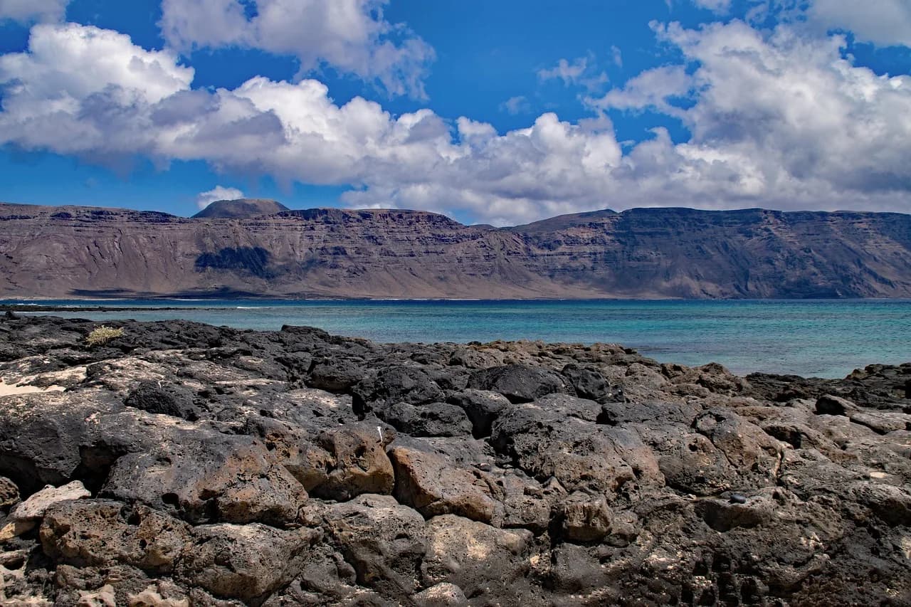 Catamarán fondeado frente a la costa de La Graciosa