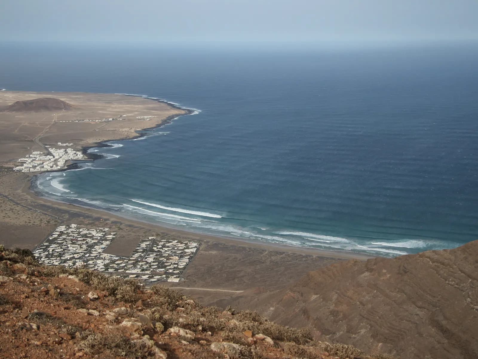 Caleta de Famara vista desde lo alto del macizo de Famara