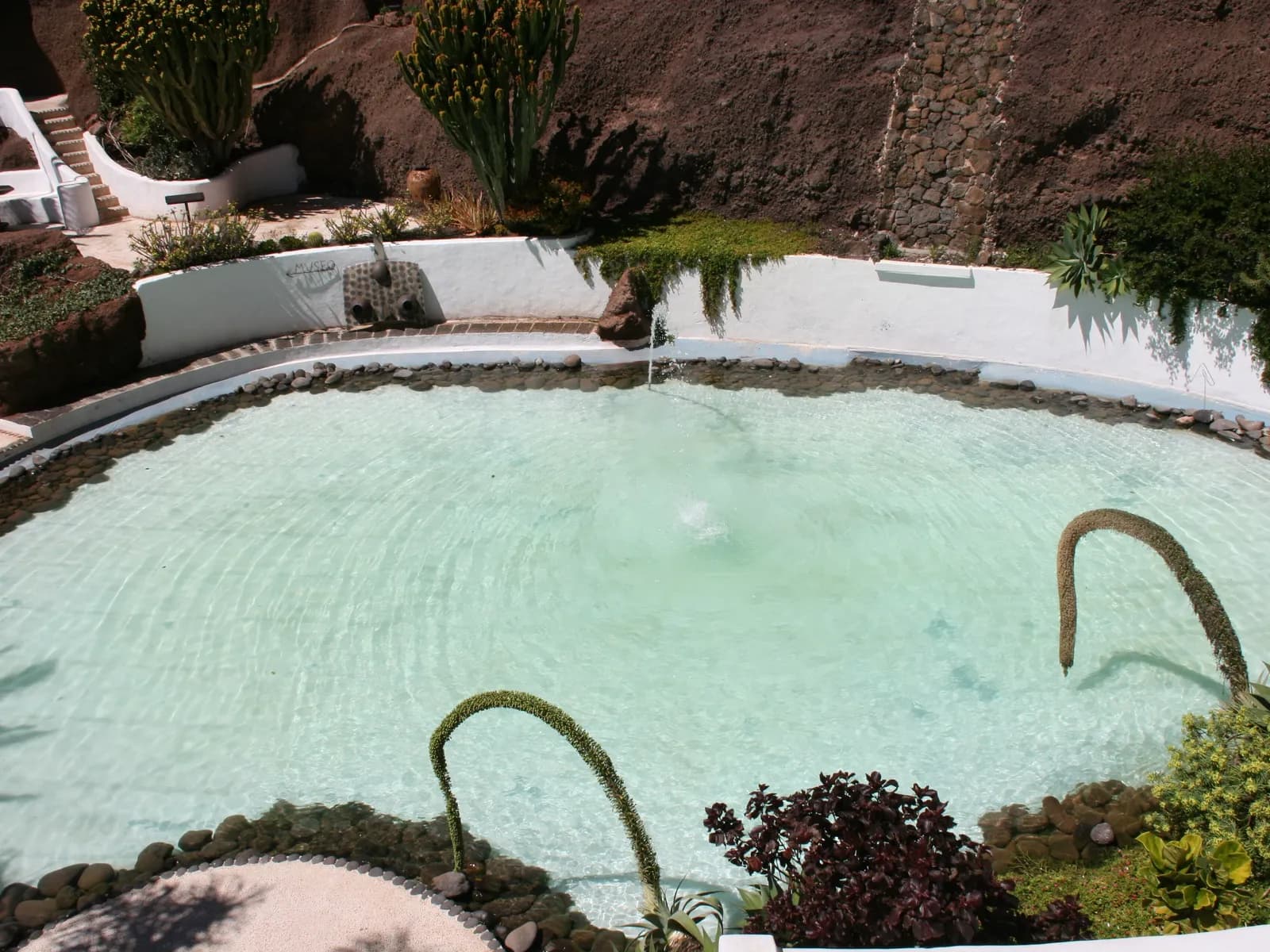 Piscina de LagOmar rodeada de roca volcánica