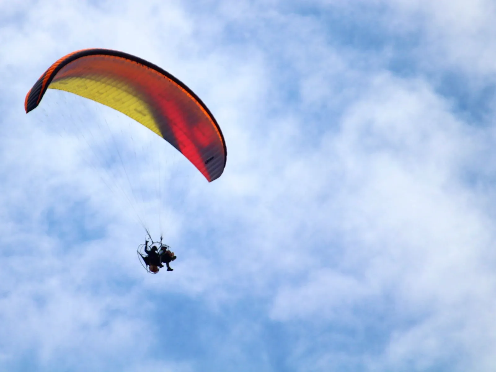 Parapente biplaza entre nubes
