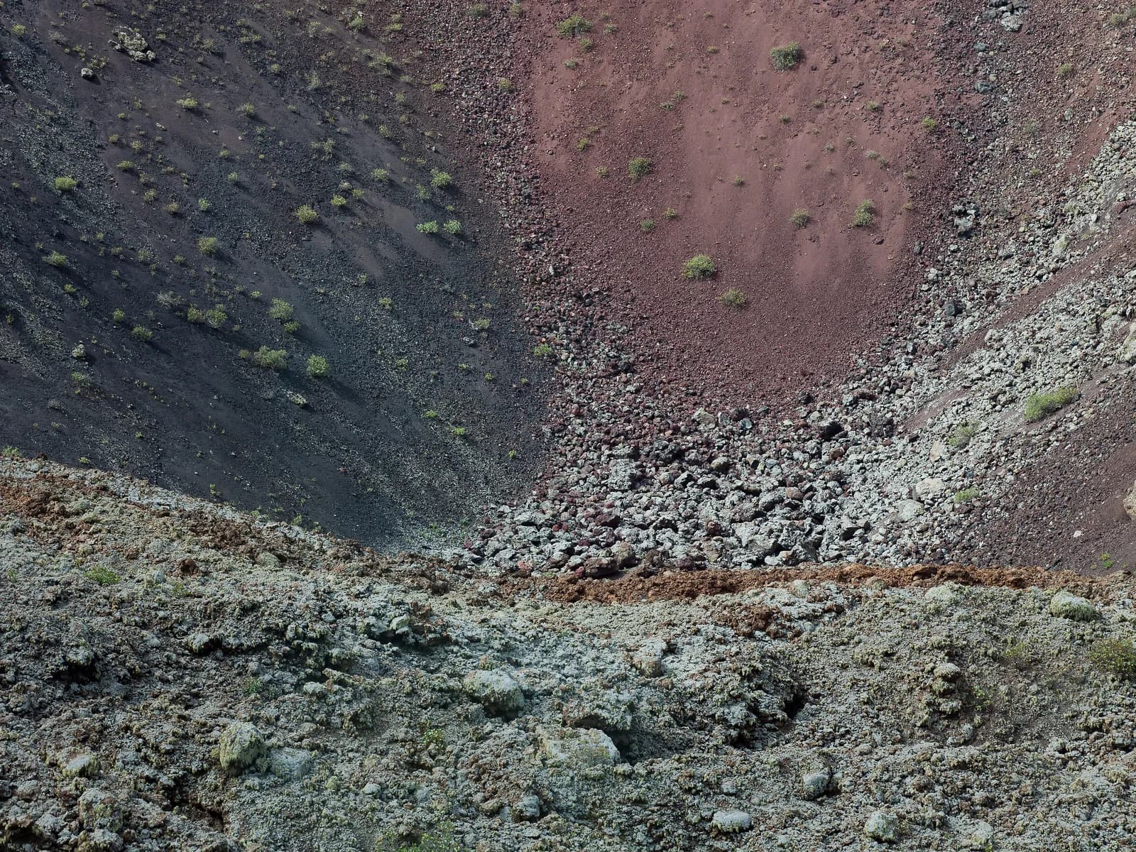 Interior de un cráter volcánico en Timanfaya