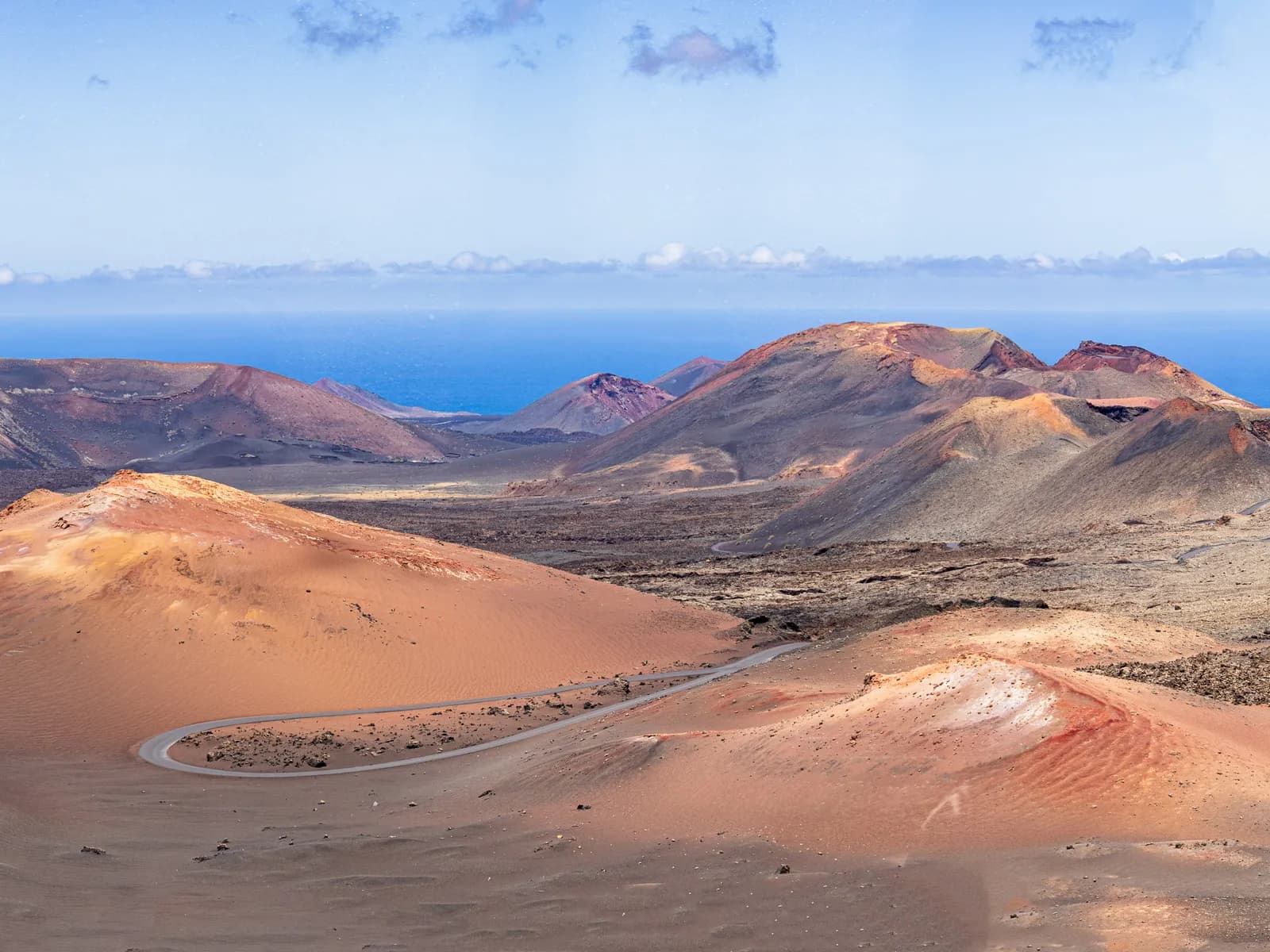 Paisaje del Parque Nacional de Timanfaya con el mar al fondo