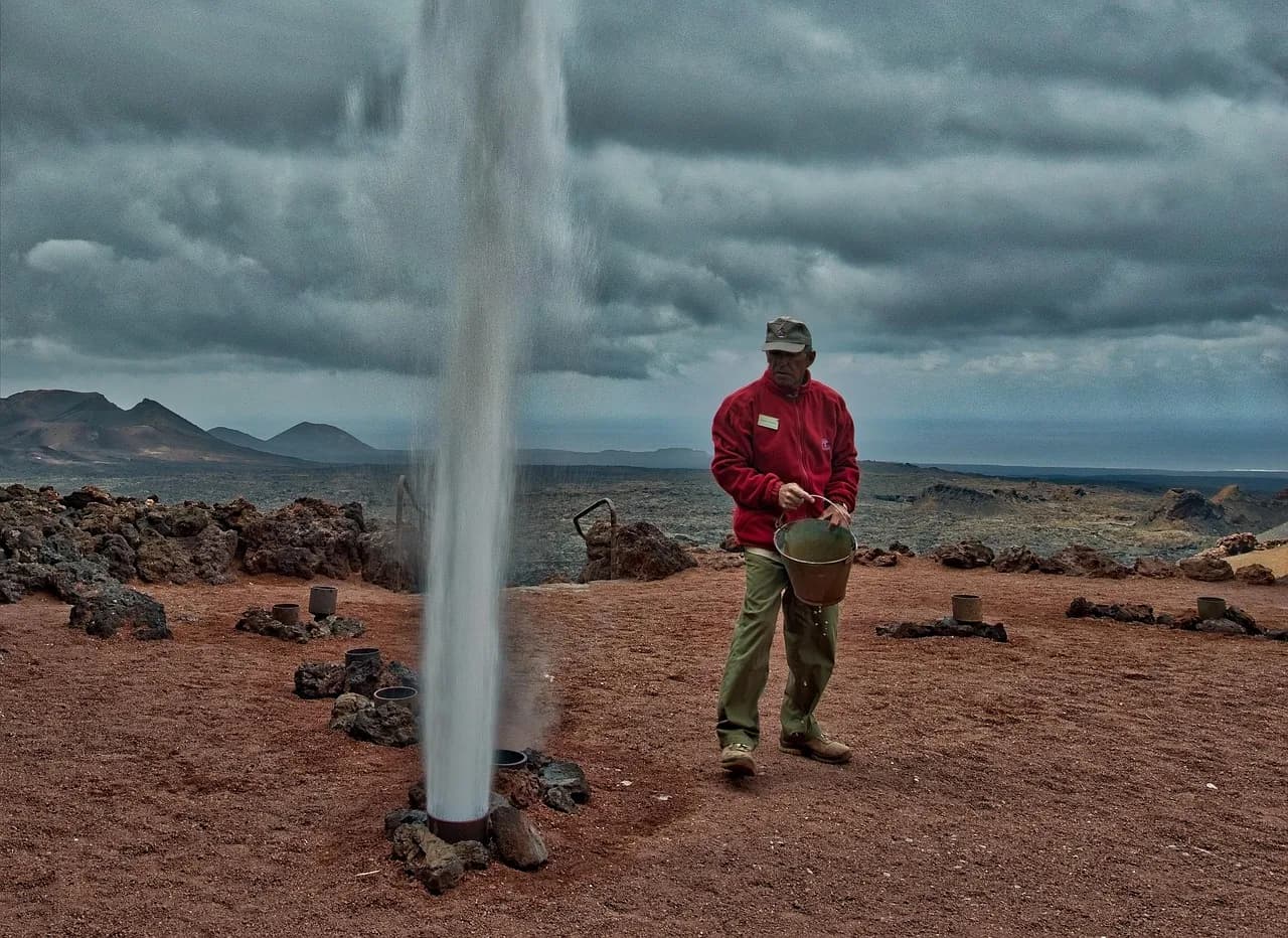 Guagua de la Ruta de los Volcanes entre cráteres en Timanfaya