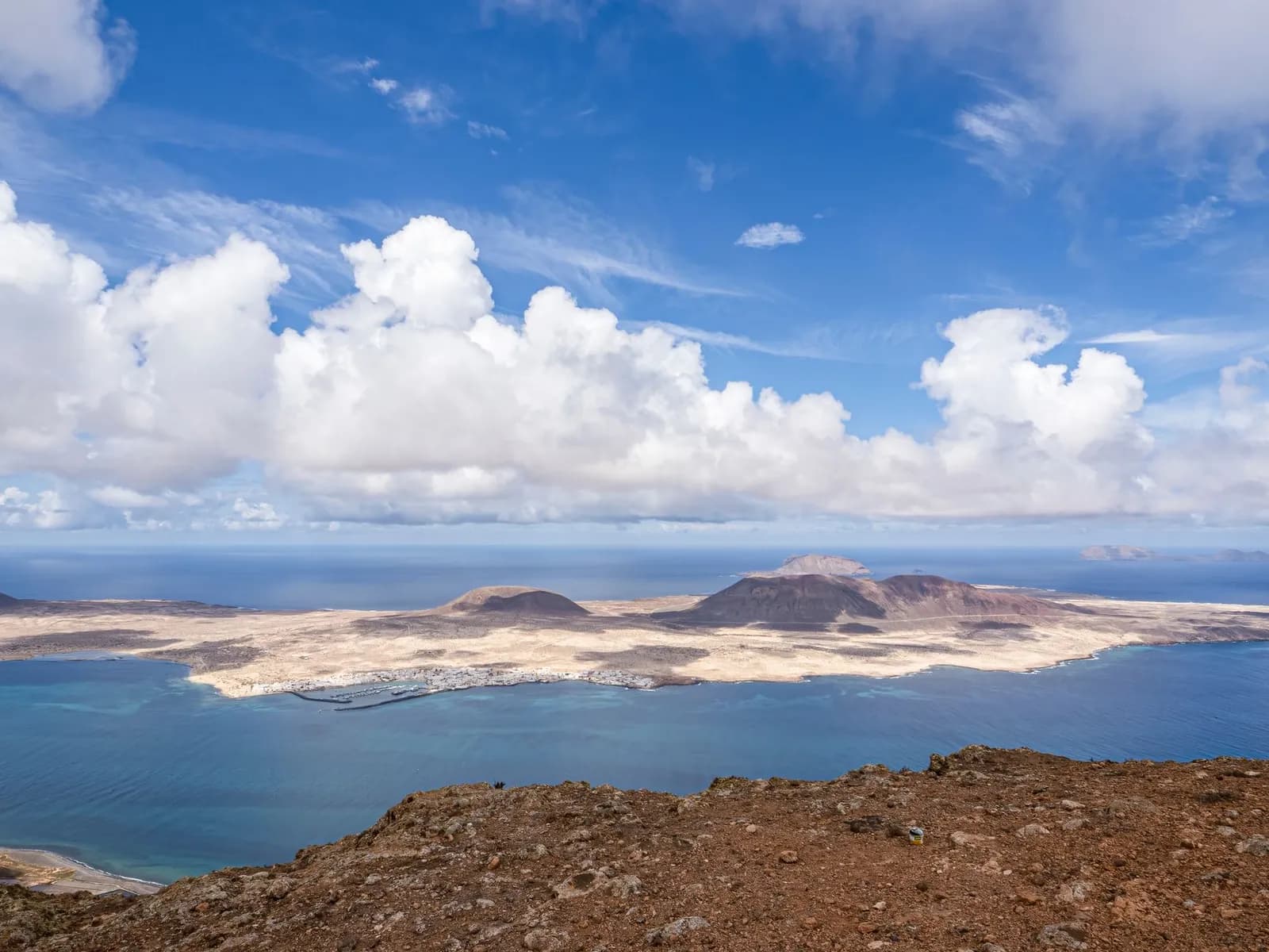La isla de La Graciosa vista desde el Risco de Famara