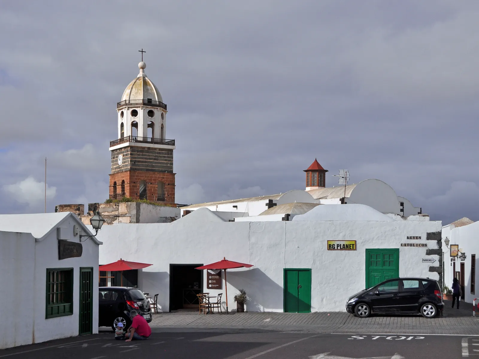 Calle de casas blancas en la Villa de Teguise