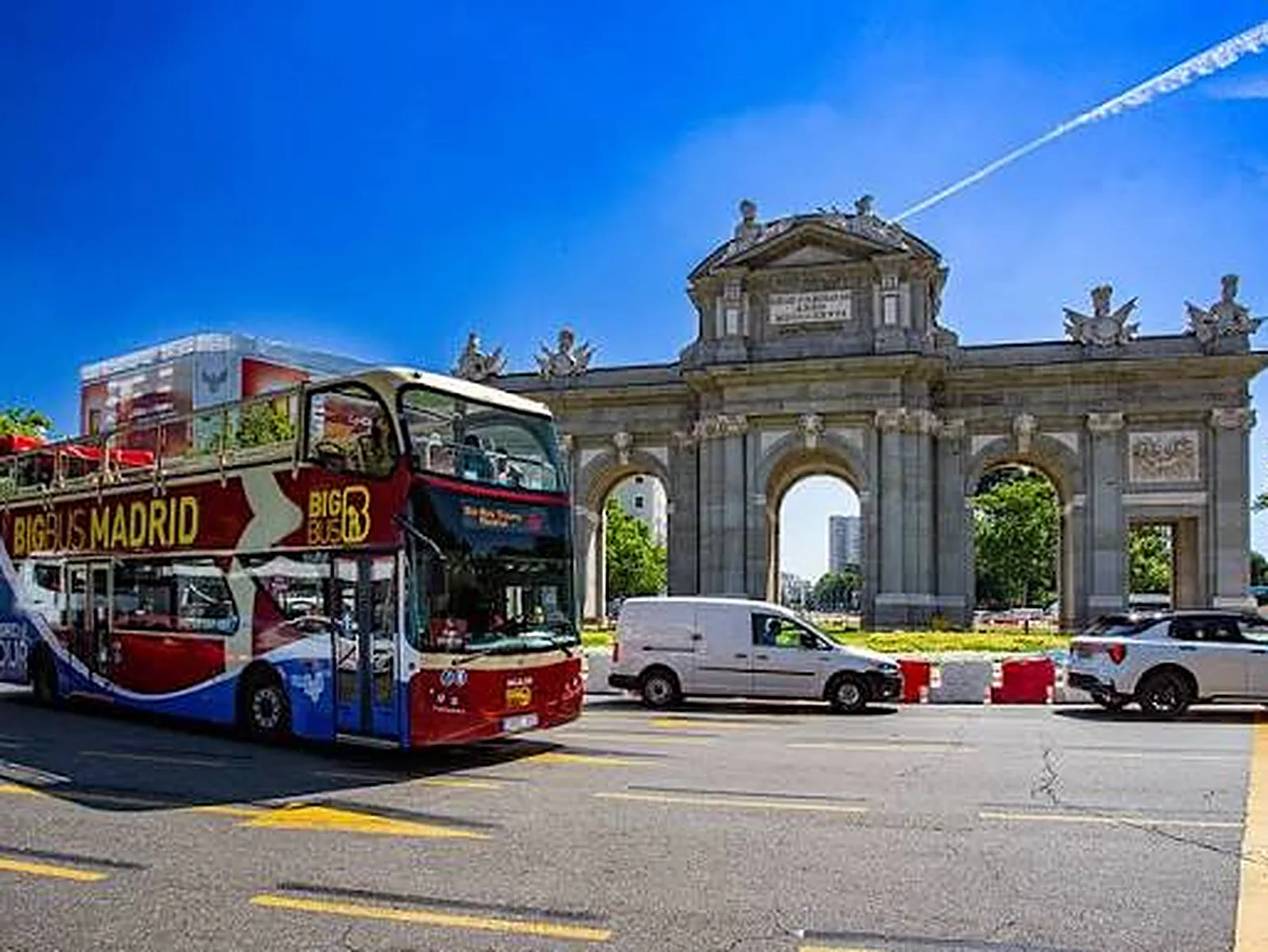 Big Bus Madrid passing the Puerta de Alcalá