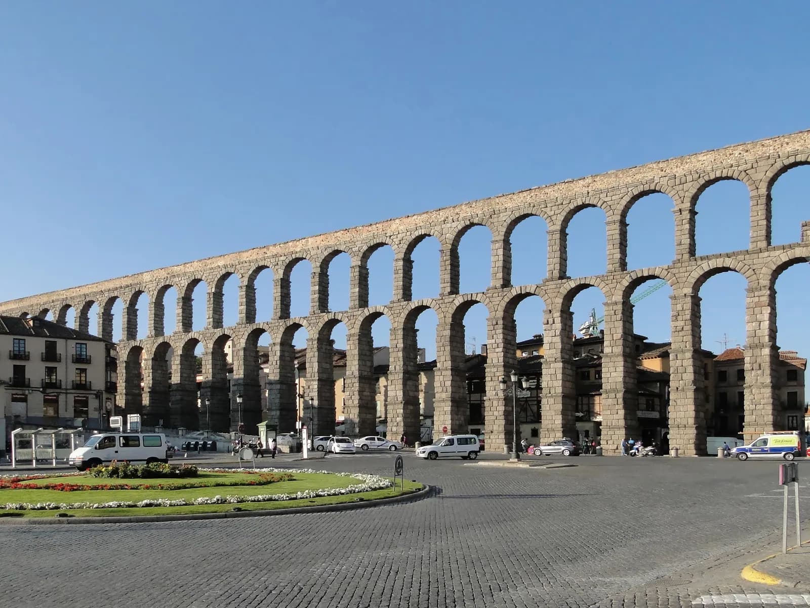 Acueducto romano de Segovia con su doble hilera de arcos de granito