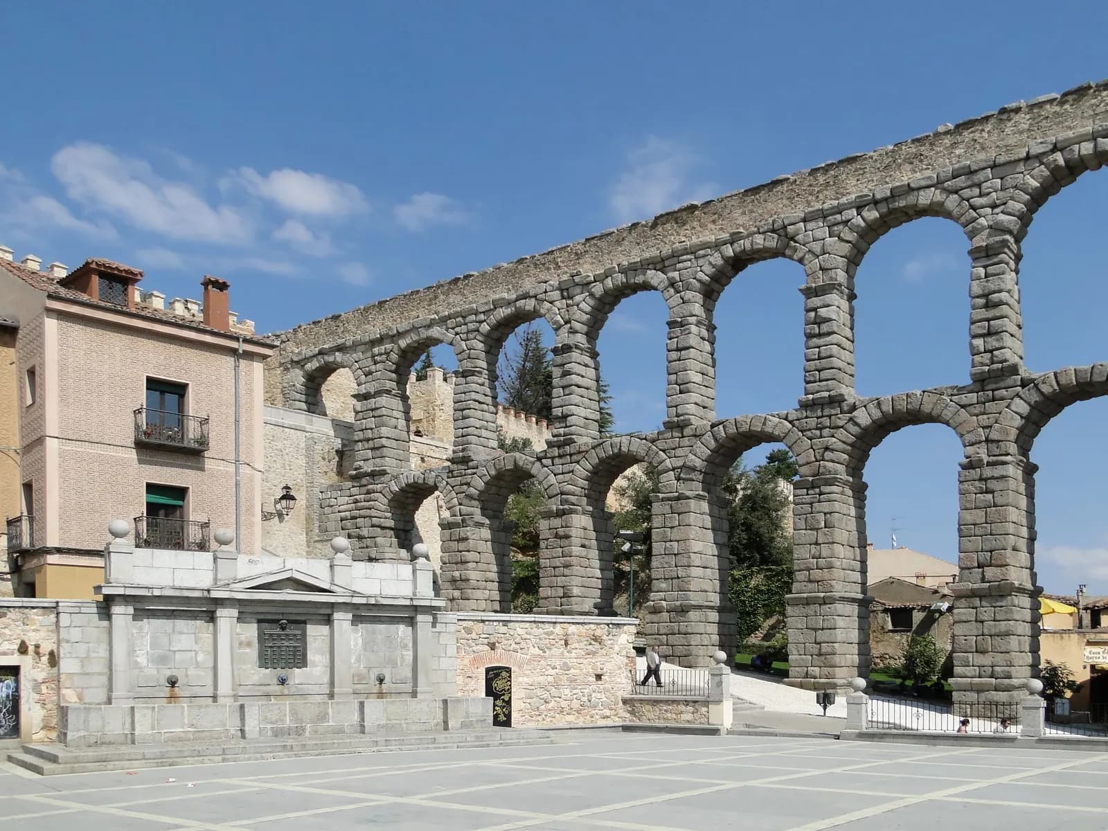 Lienzo de muralla de Ávila con almenas y torreones recortado contra el cielo