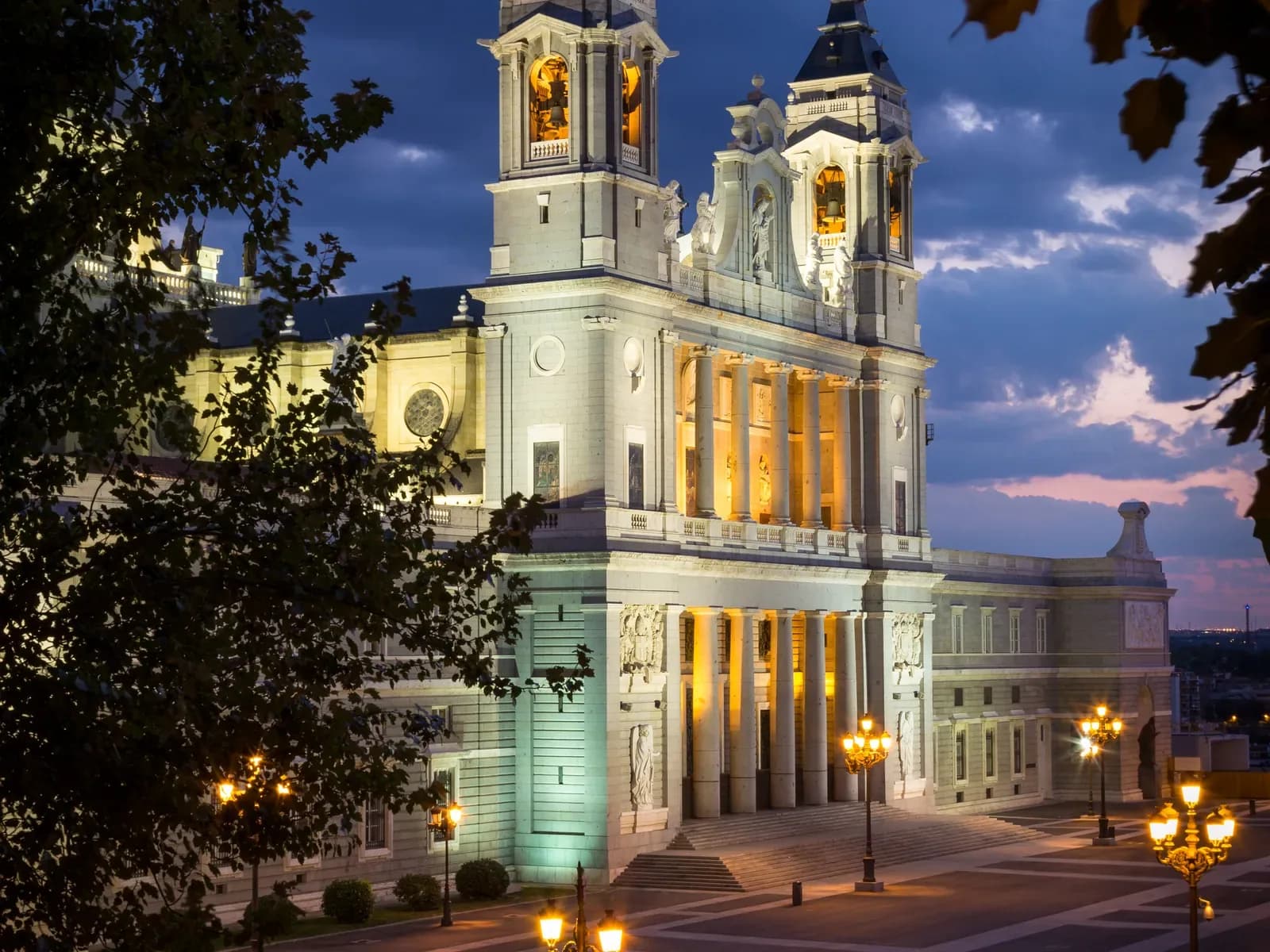 Catedral de la Almudena al atardecer iluminada, Madrid