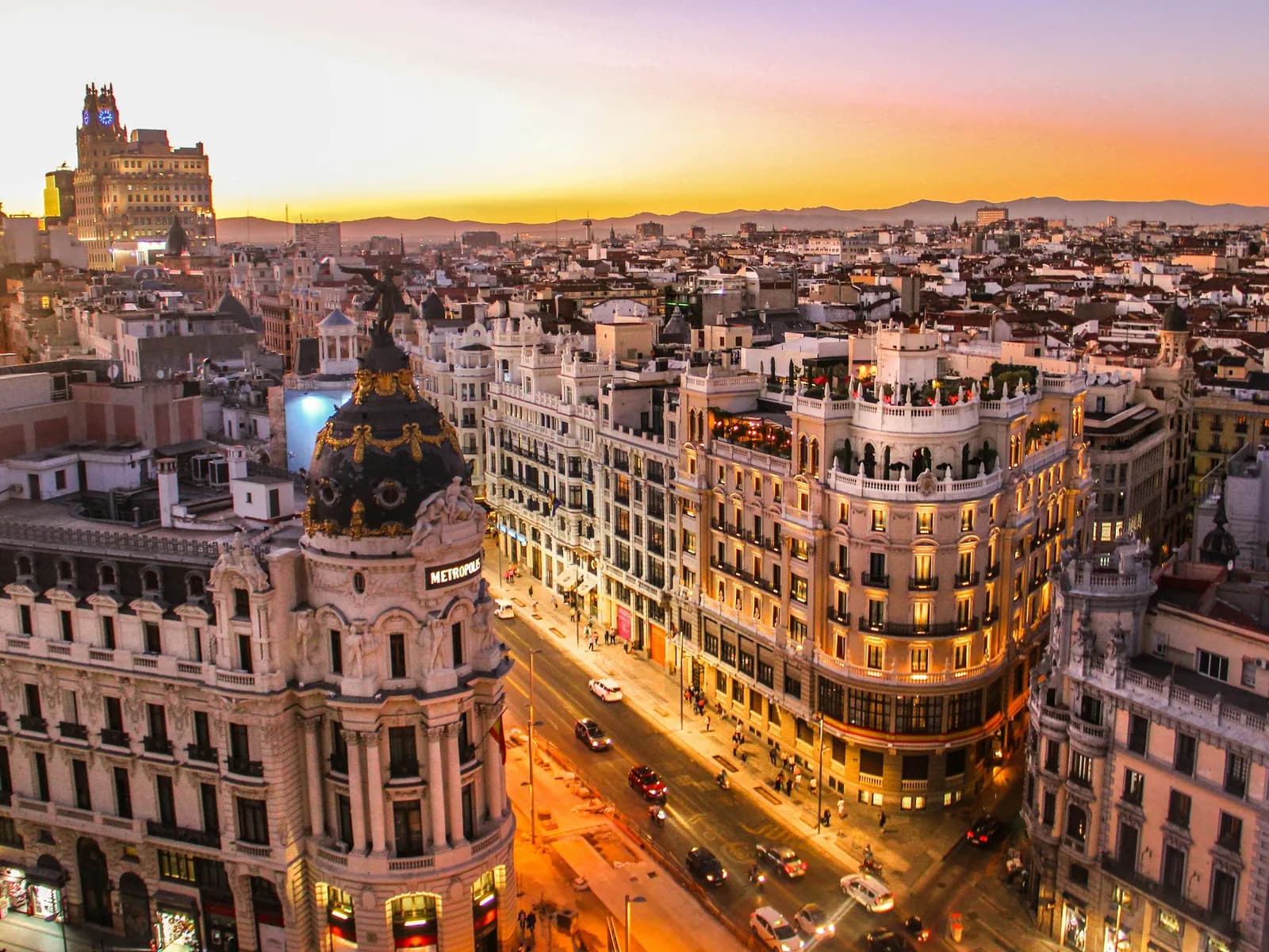 La Gran Vía al atardecer vista desde una azotea