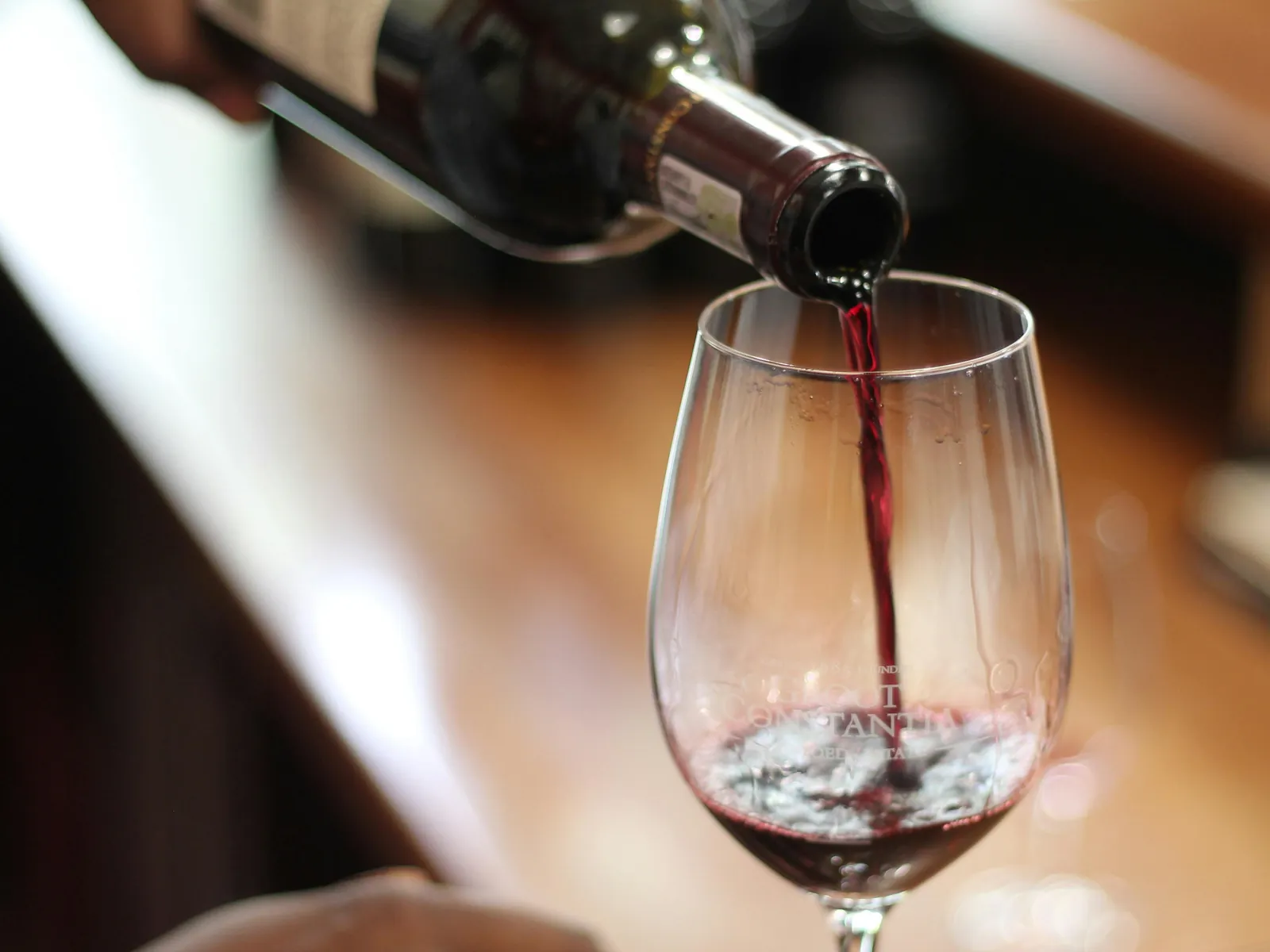 Servicio de vino tinto en una copa durante una cata