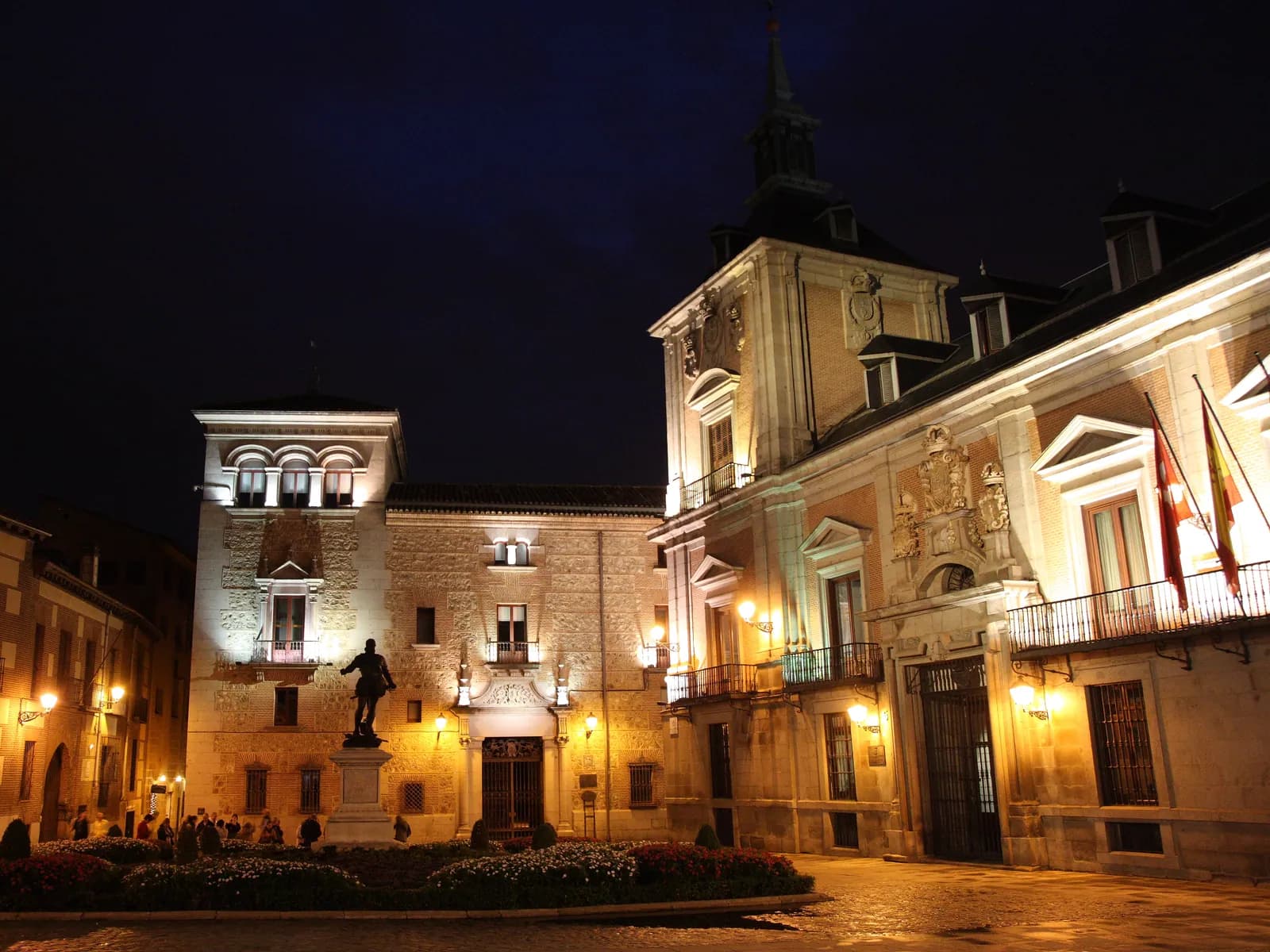 Plaza de la Villa at night, in Habsburg Madrid