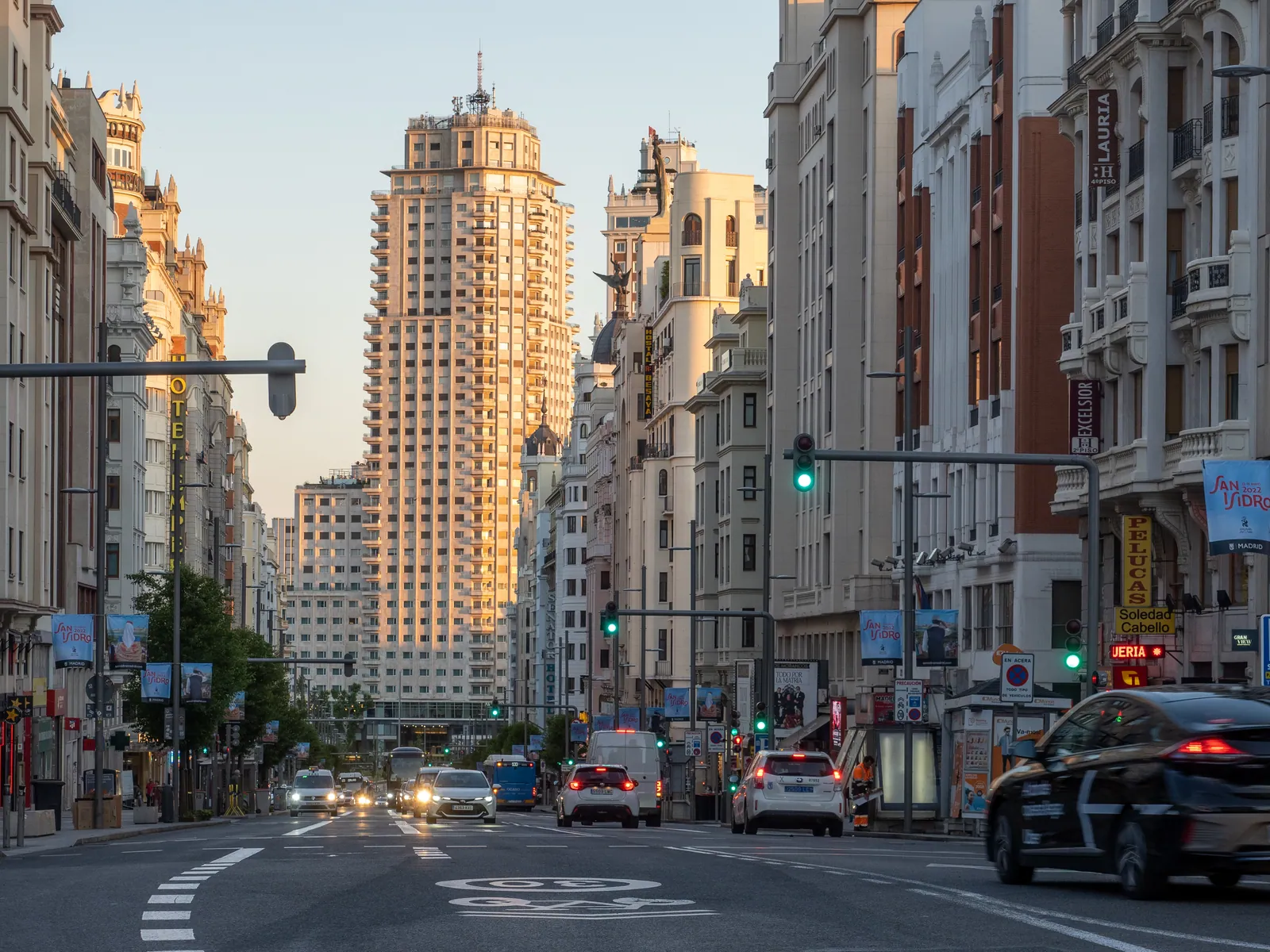 La Gran Vía de Madrid con sus edificios históricos y el tráfico de la avenida