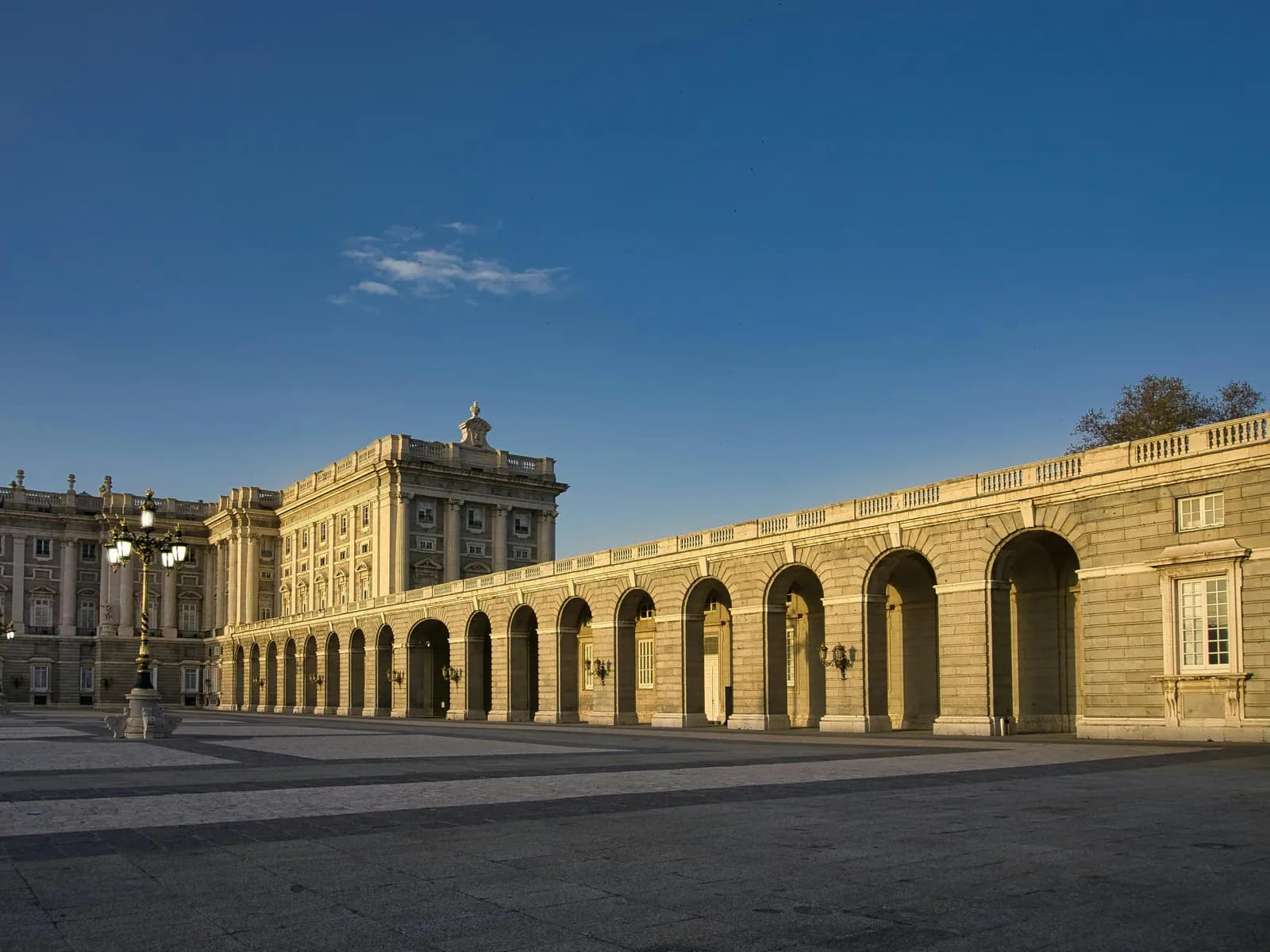 Fachada del Palacio Real de Madrid con arquitectura clásica y torres en la ciudad