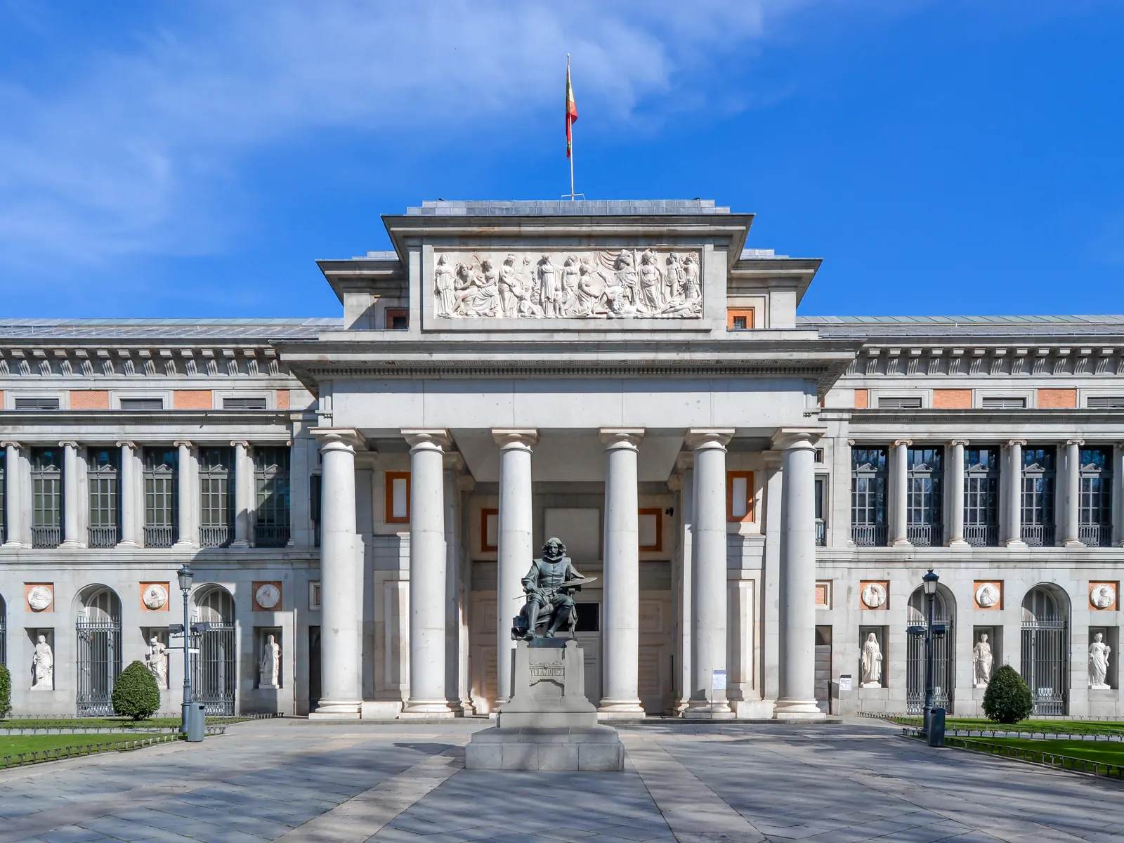 Fachada del Museo del Prado en el Paseo del Arte, Madrid