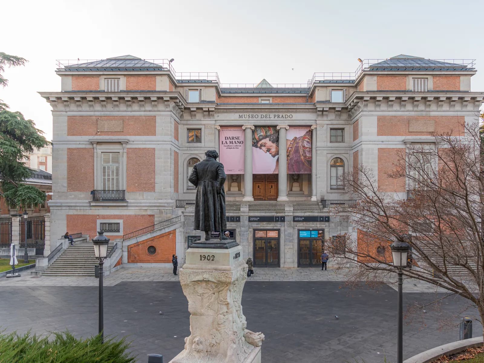 Entrada del Museo del Prado con la estatua de Goya, punto de encuentro