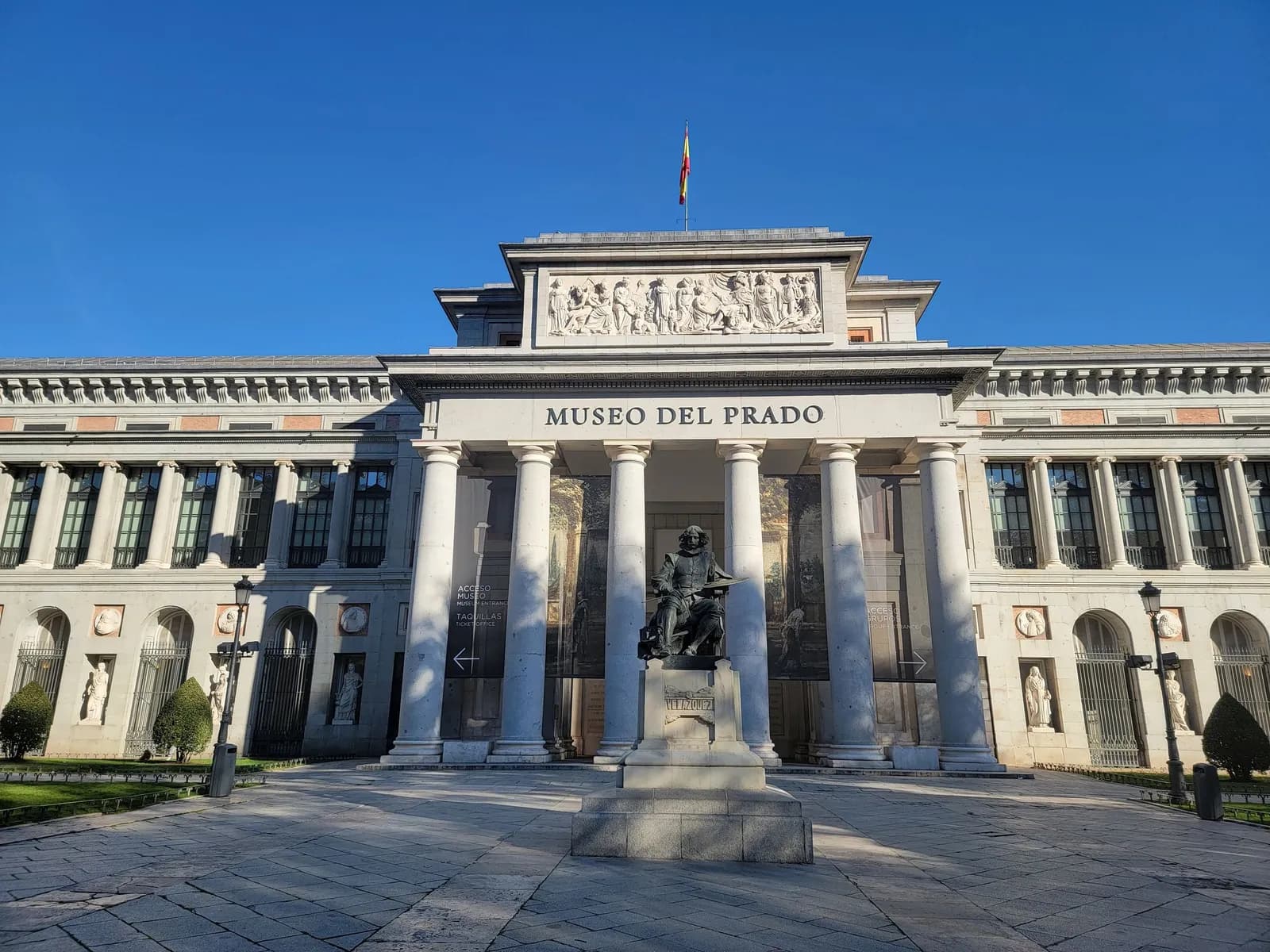 Fachada del Museo del Prado con la estatua de Velázquez