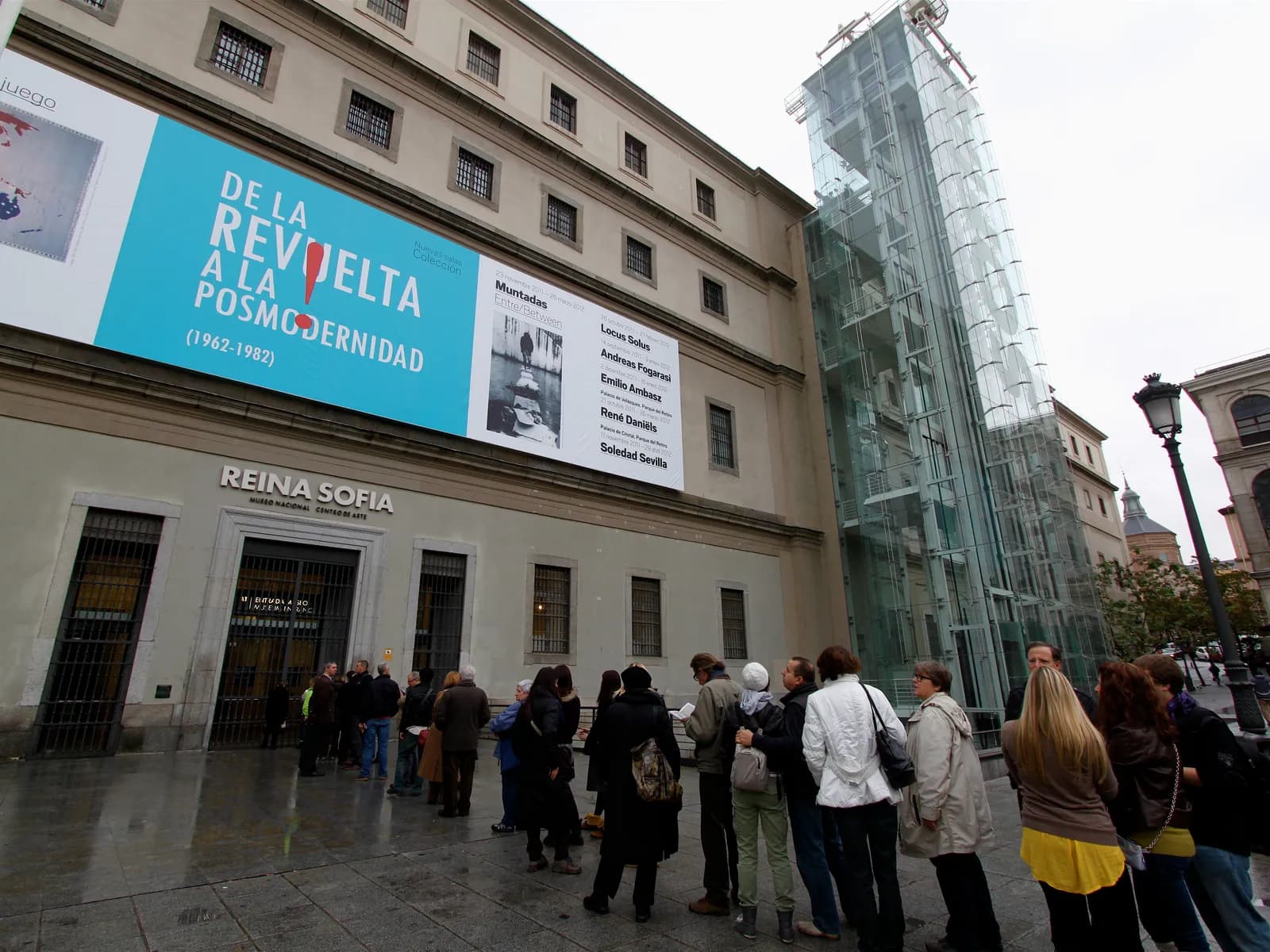 Entrada del edificio Sabatini del Museo Reina Sofía con sus torres de ascensores de cristal
