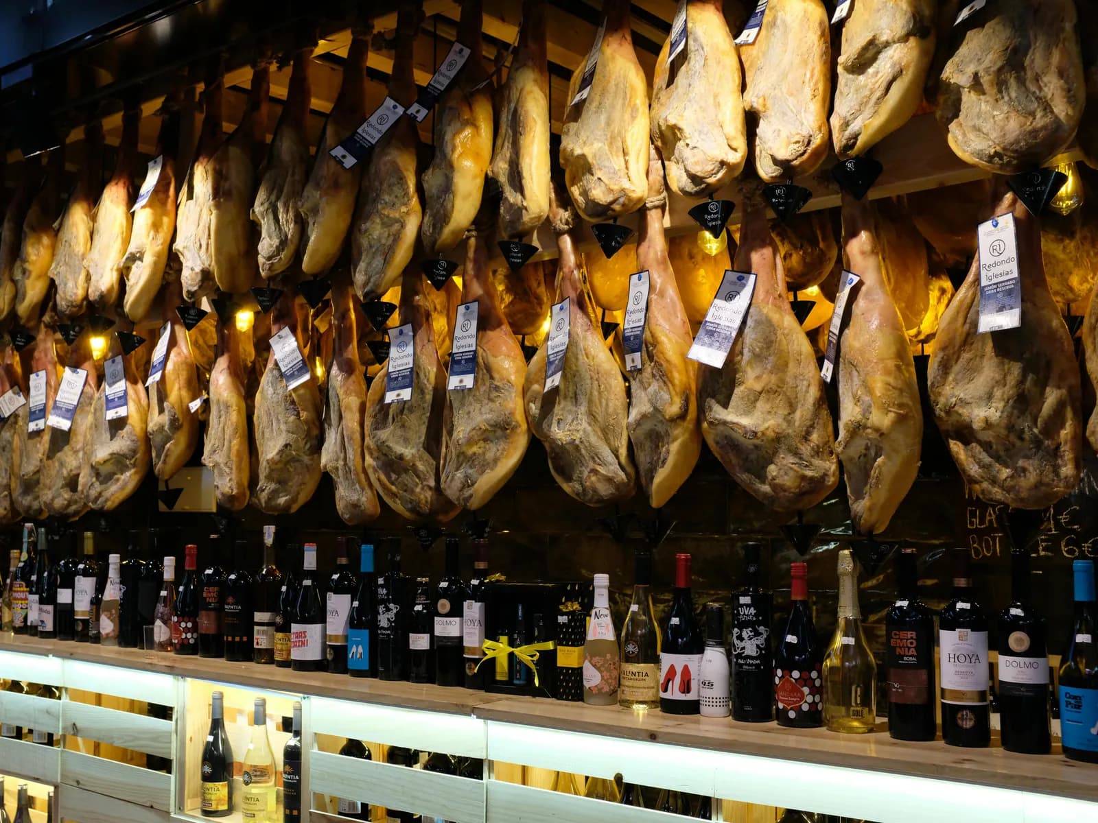 Jamones colgados en la barra de un bar de tapas de Madrid