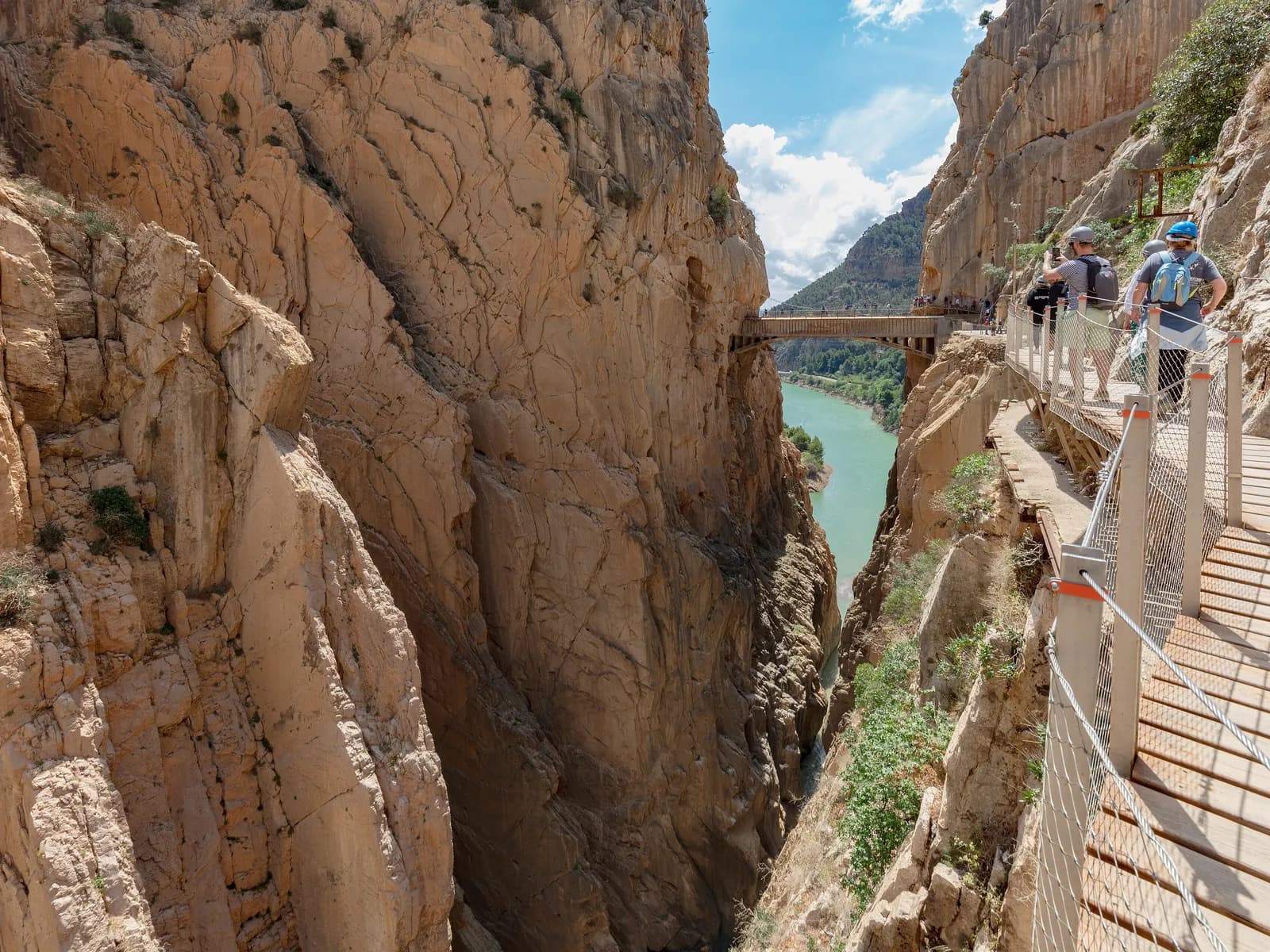 Pasarela del Caminito del Rey colgada sobre el desfiladero