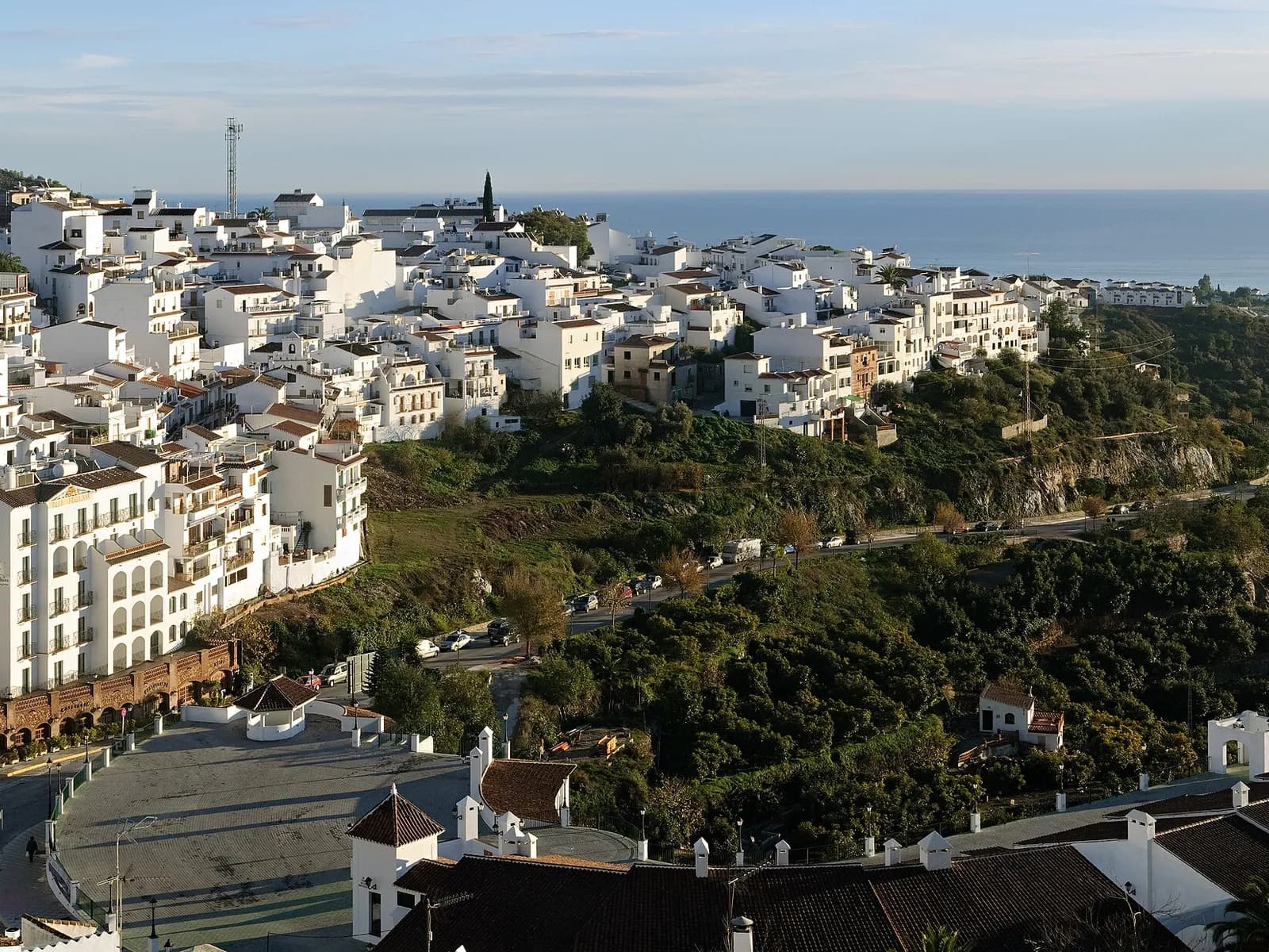 Vista panorámica de Frigiliana hacia el mar