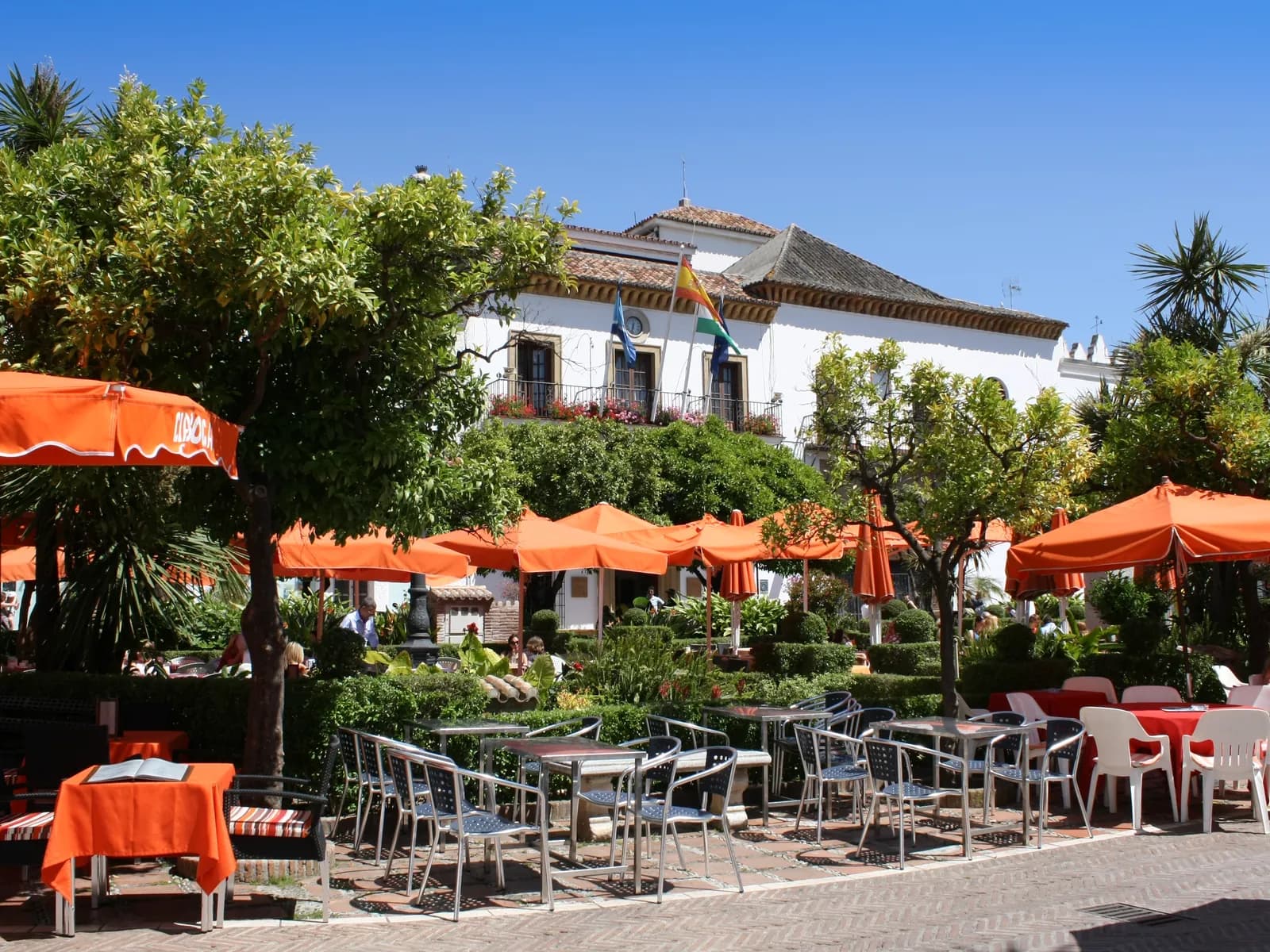 Plaza de los Naranjos de Marbella con naranjos, terrazas y casas blancas