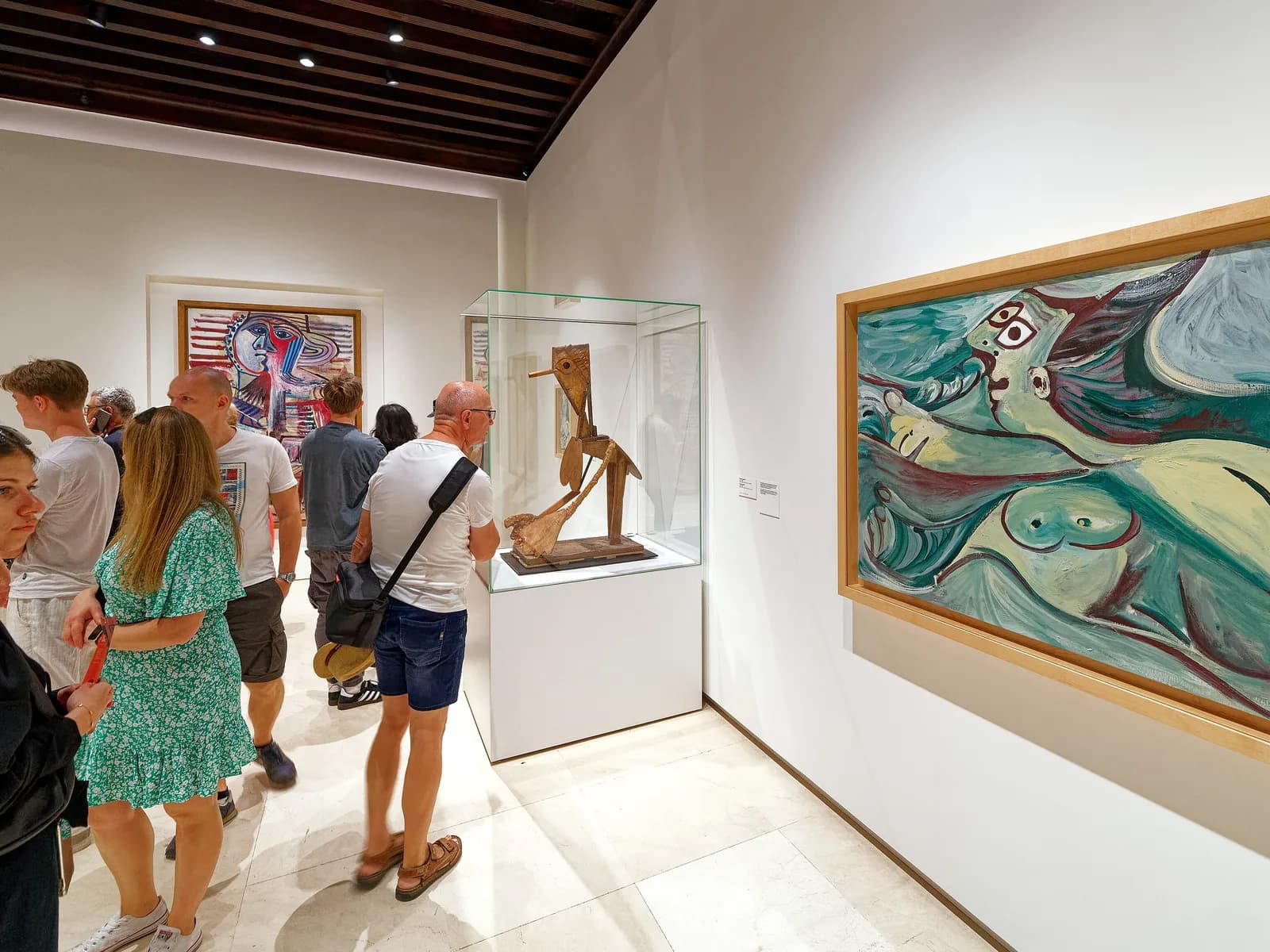 Visitantes ante cuadros de Picasso en una sala del museo