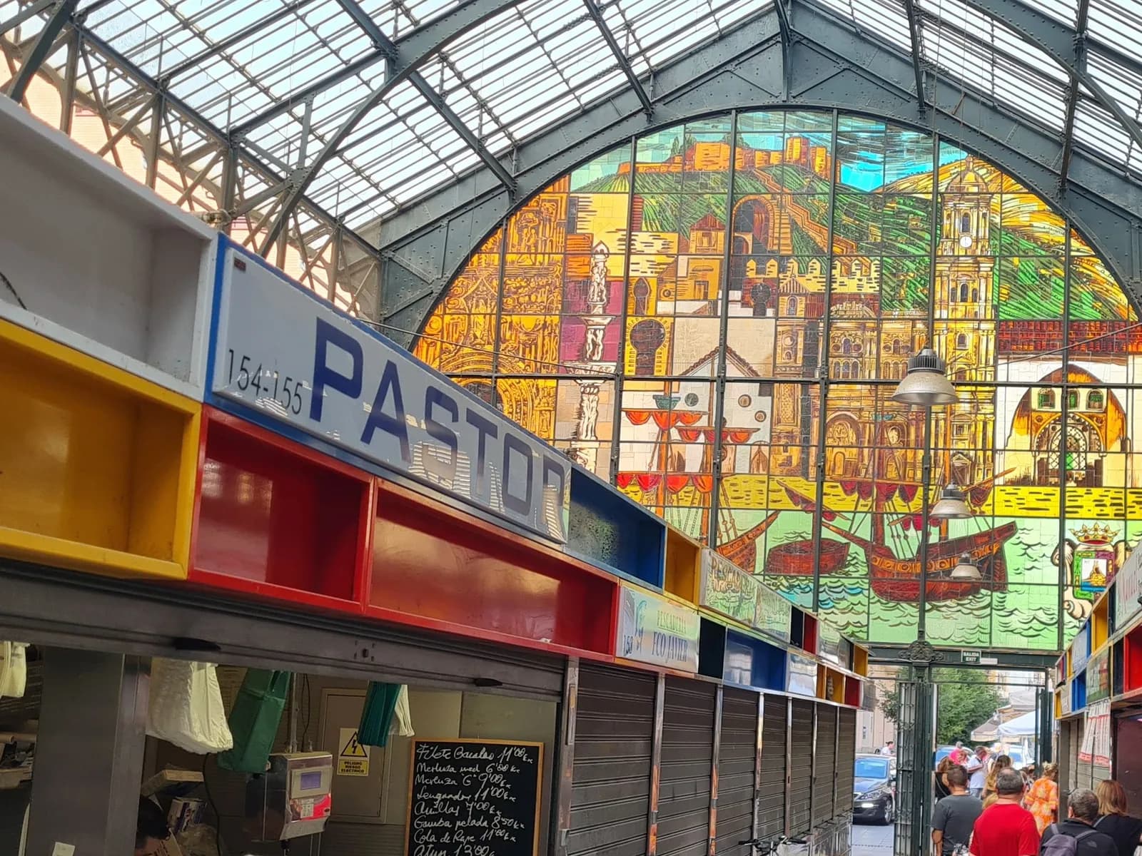 Interior del mercado de Atarazanas con su gran vidriera