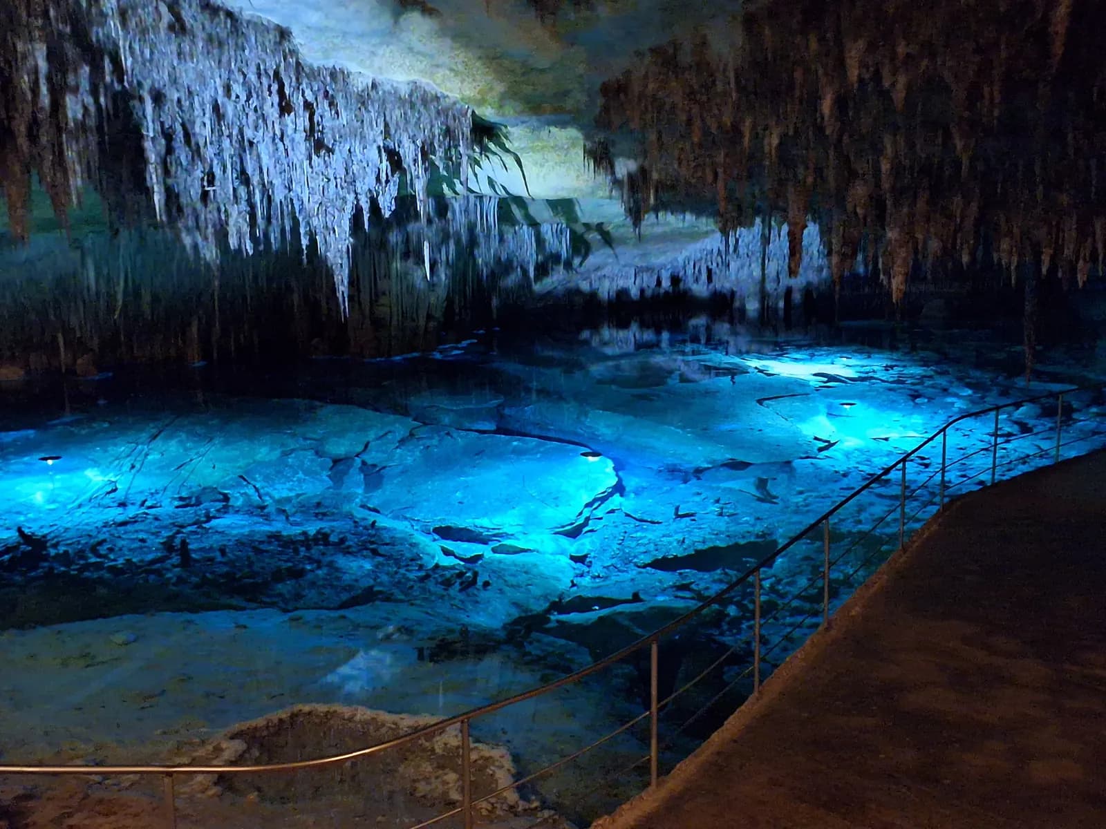 Lago Martel con agua azul iluminada dentro de las Cuevas del Drach