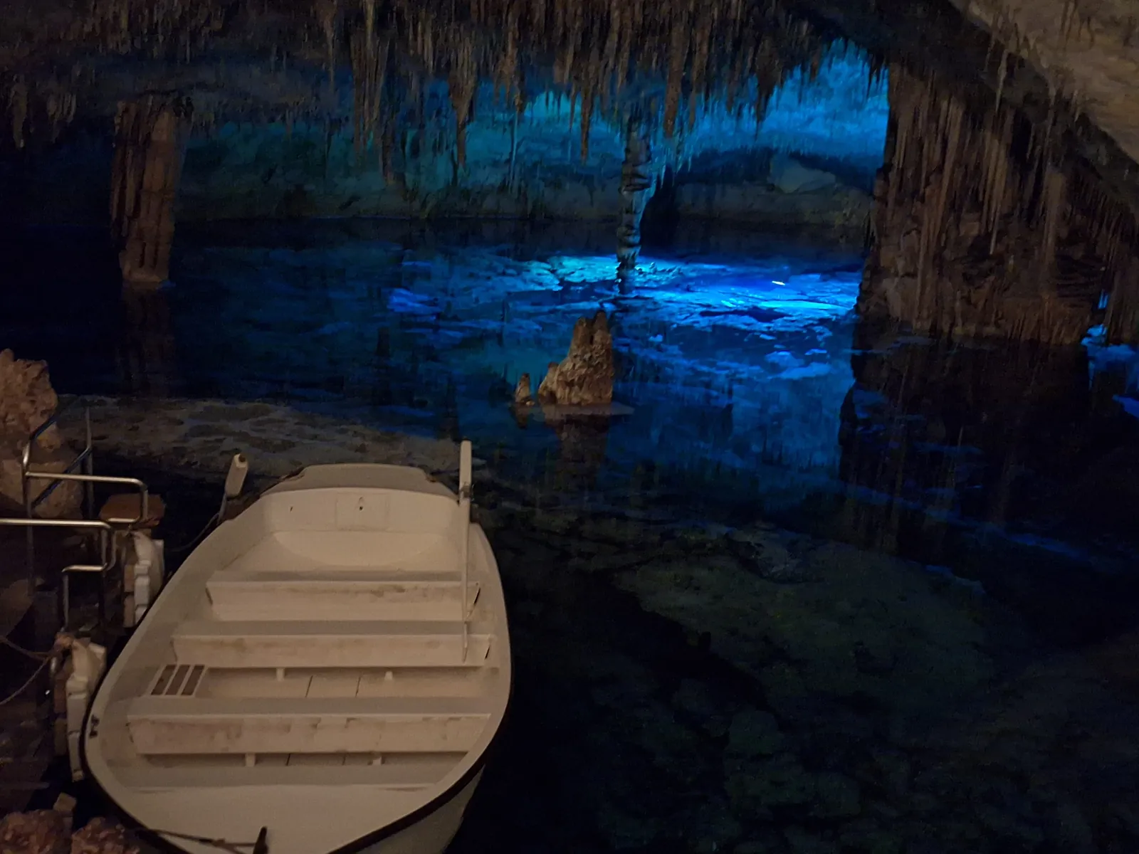 Barca sobre el lago Martel dentro de las Cuevas del Drach