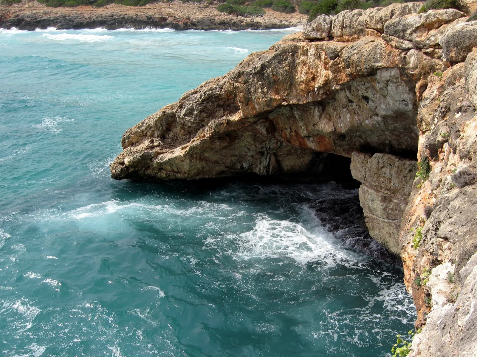 Acantilado con cueva marina junto a Cala Varques, en la costa este