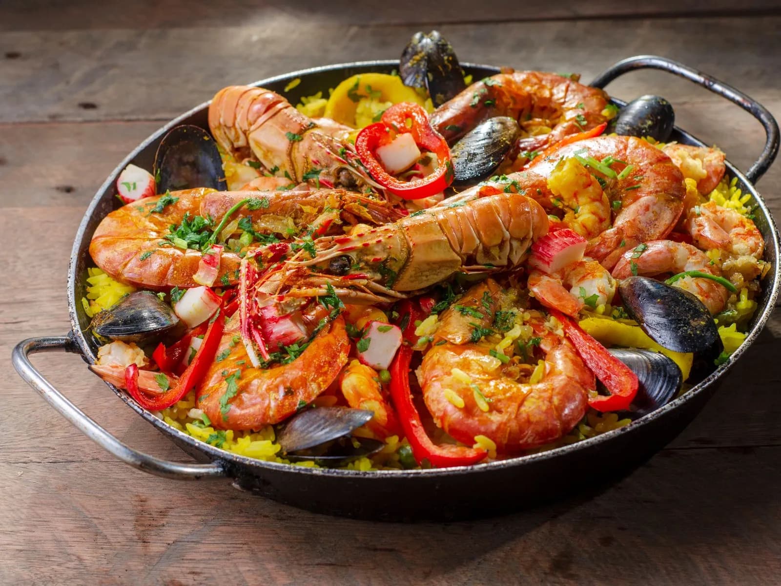 Paella de marisco recién hecha en su paellera