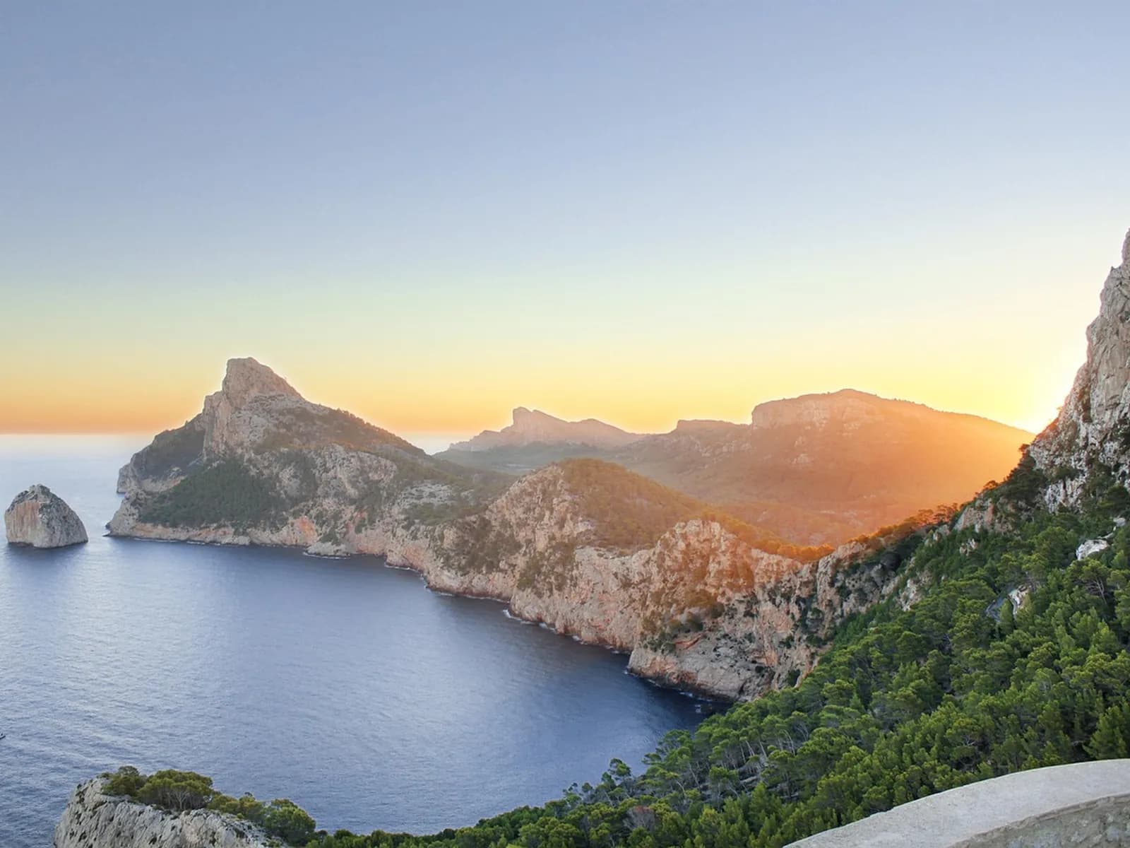 Puesta de sol sobre los acantilados de Formentor