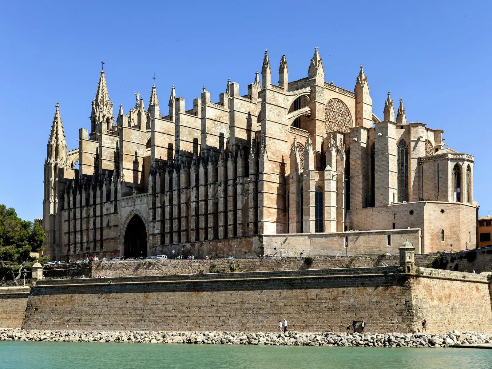 Catedral de Palma sobre la muralla del mar