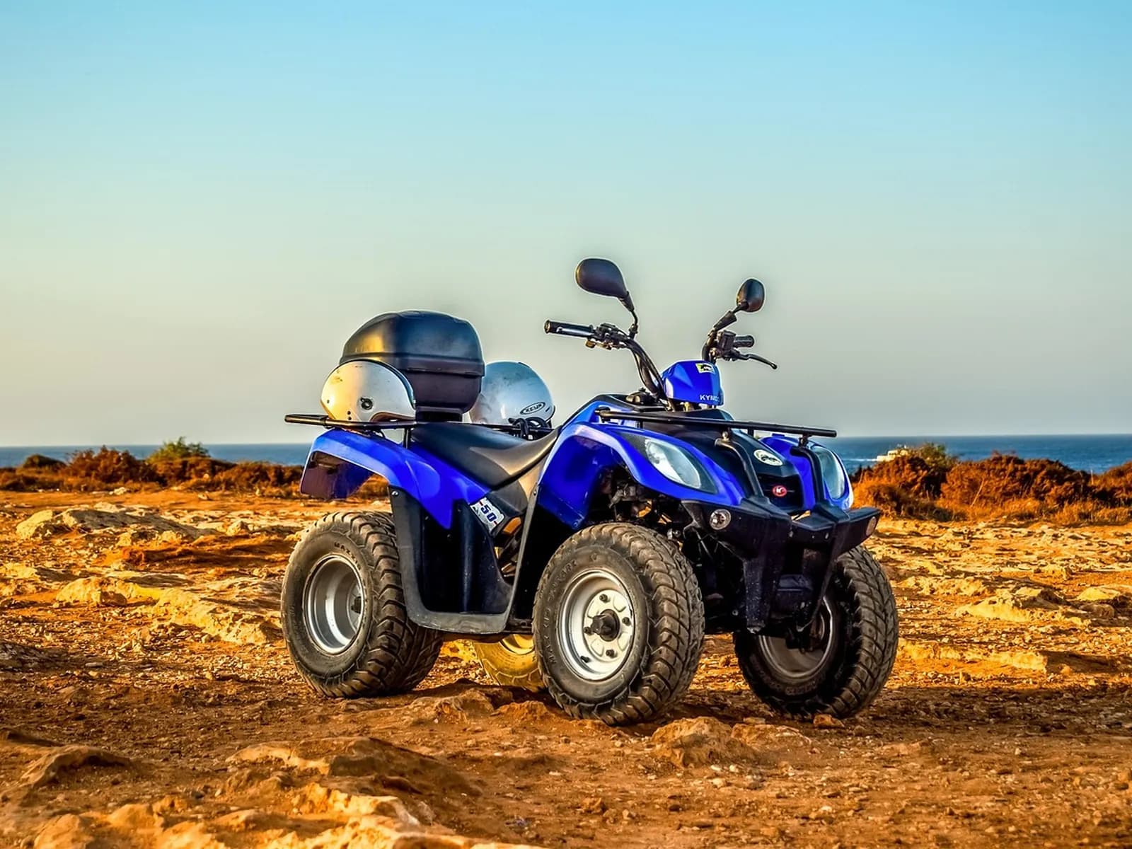 Quad aparcado sobre rocas junto al mar