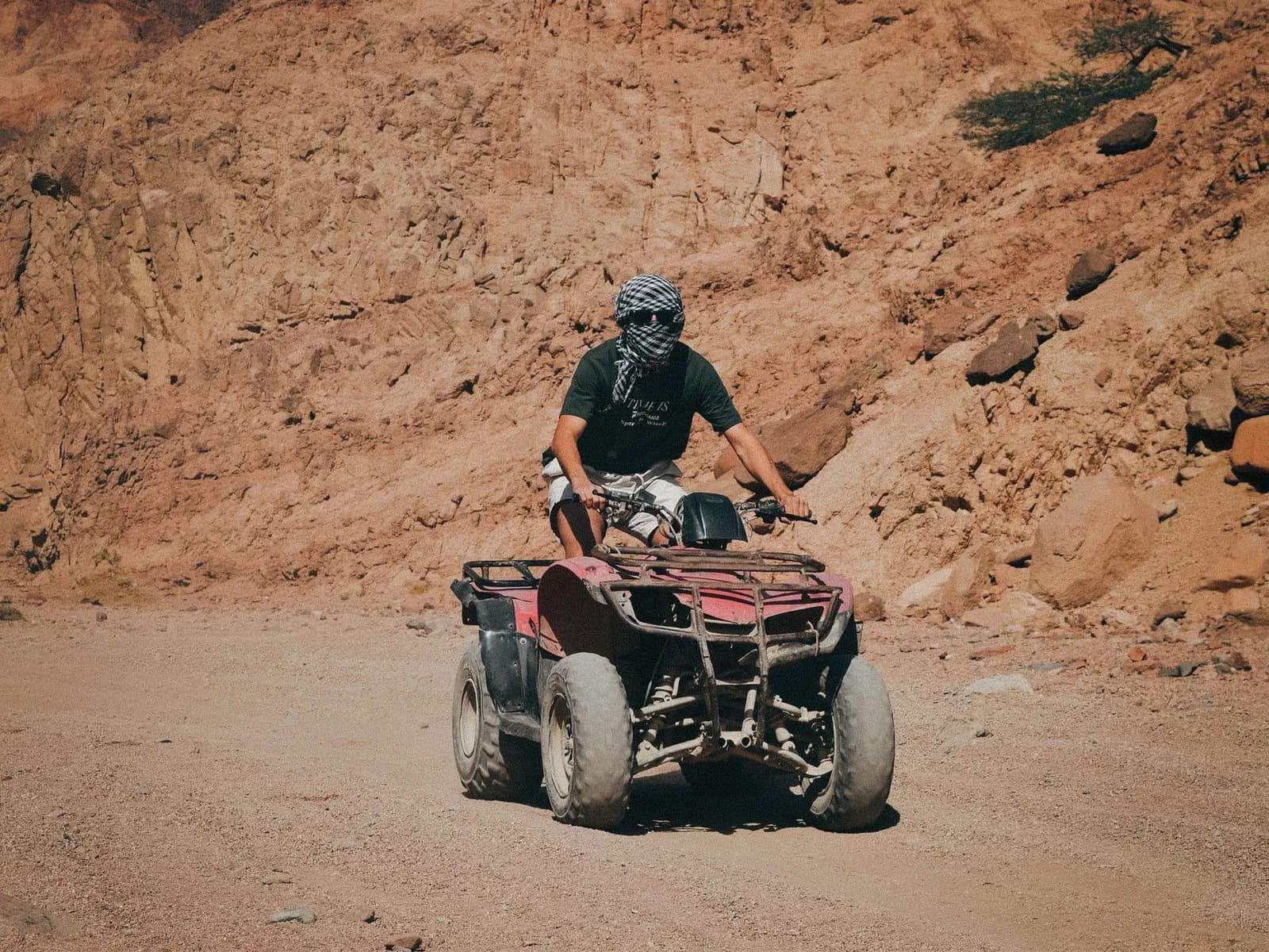 Quad circulando por un camino de tierra