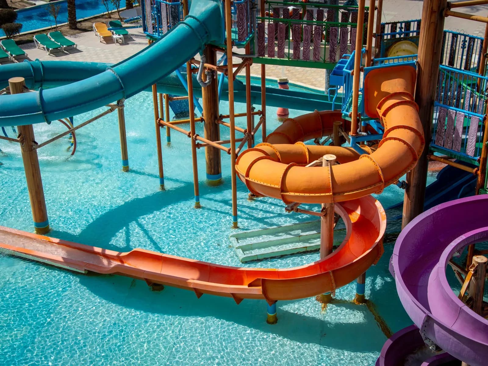 Piscina infantil con toboganes de colores en un parque acuático