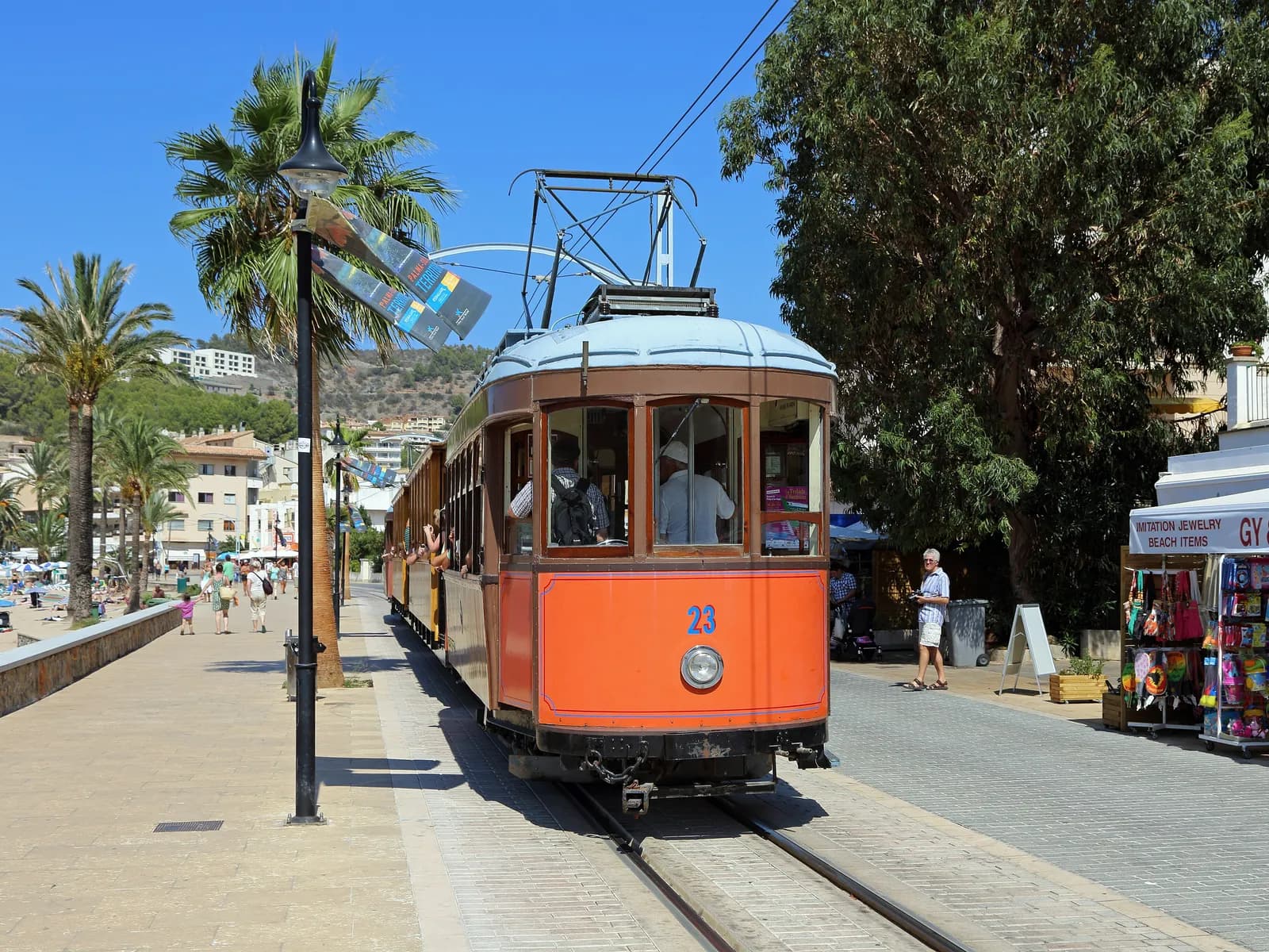 Tranvía histórico de Sóller por las calles del pueblo