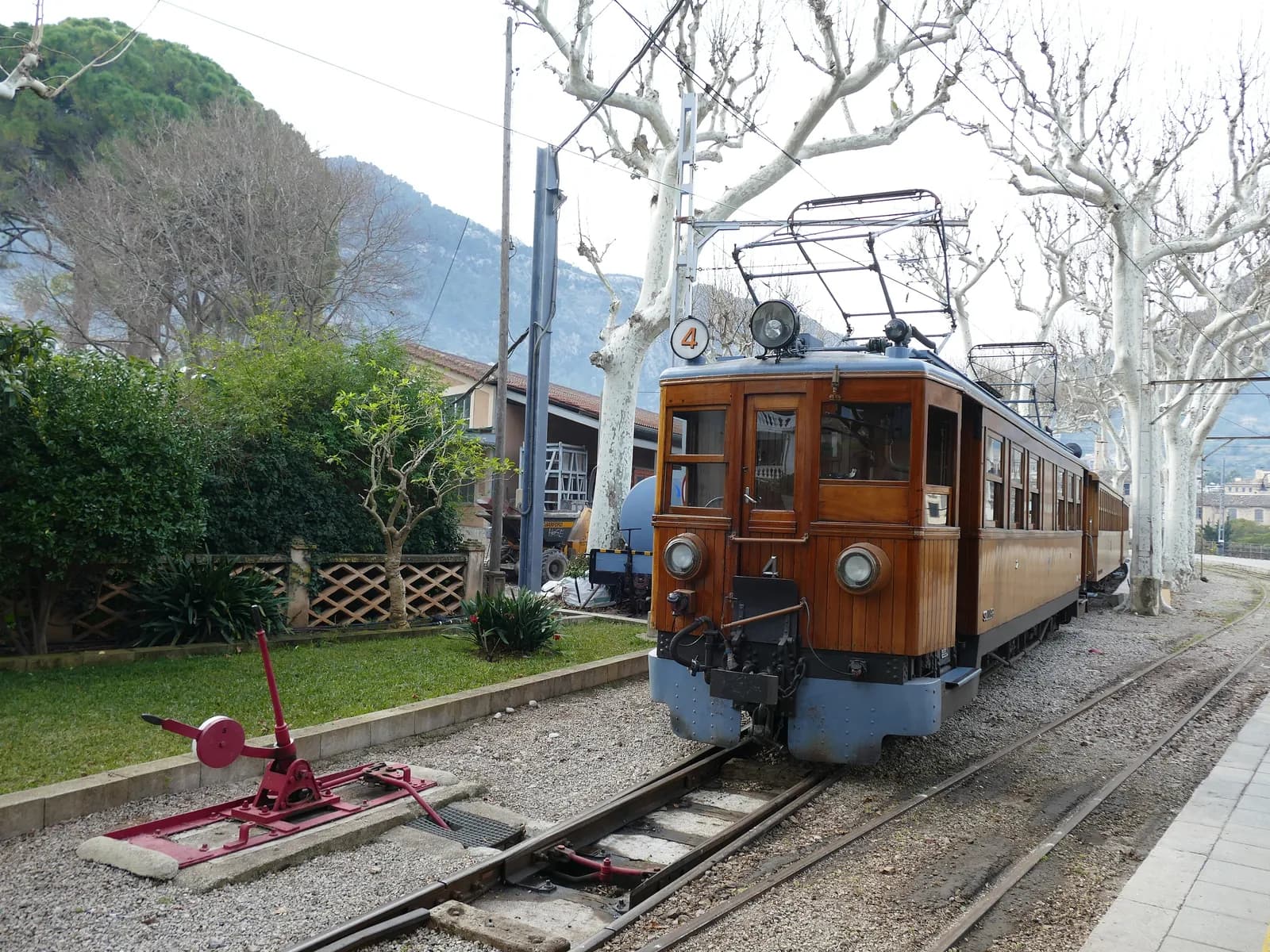 Tren de madera de Sóller parado en la estación