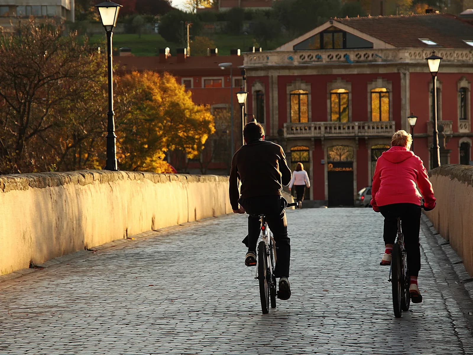 Ciclistas cruzando el puente romano de Salamanca