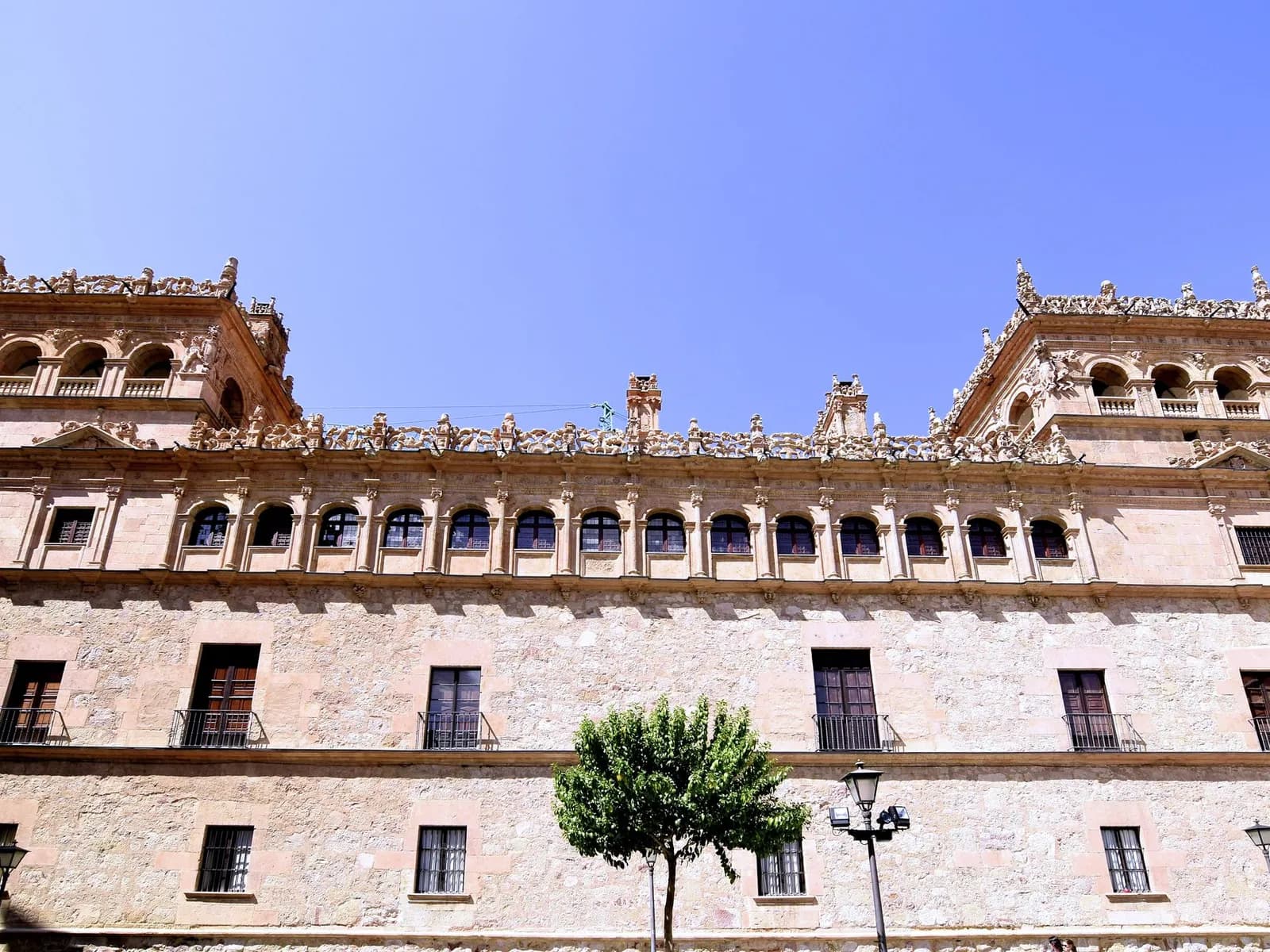 Fachada renacentista del Palacio de Monterrey en Salamanca