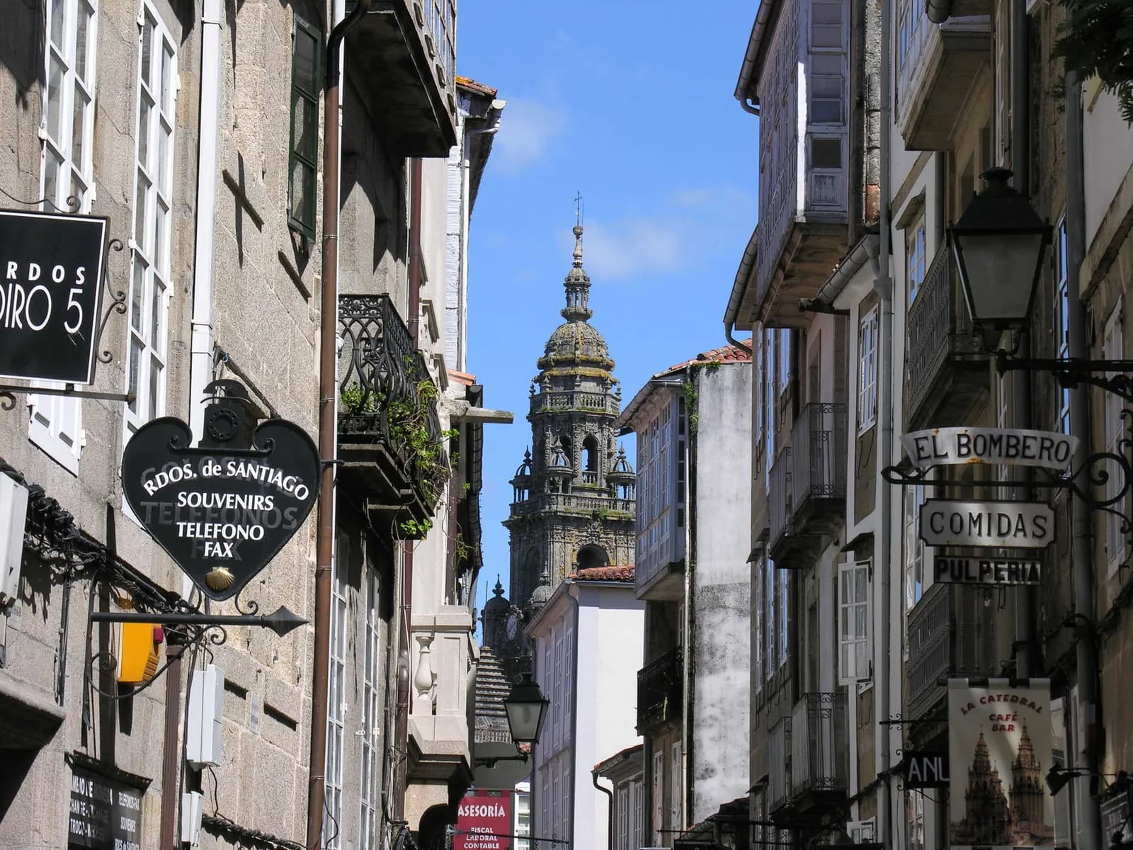 Rúa do Franco with the cathedral behind