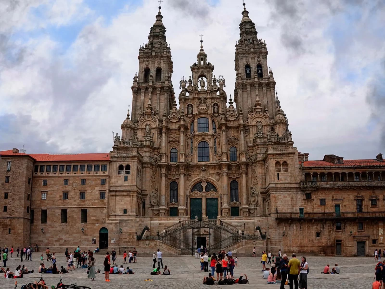Visitantes en la plaza del Obradoiro ante la fachada de la catedral