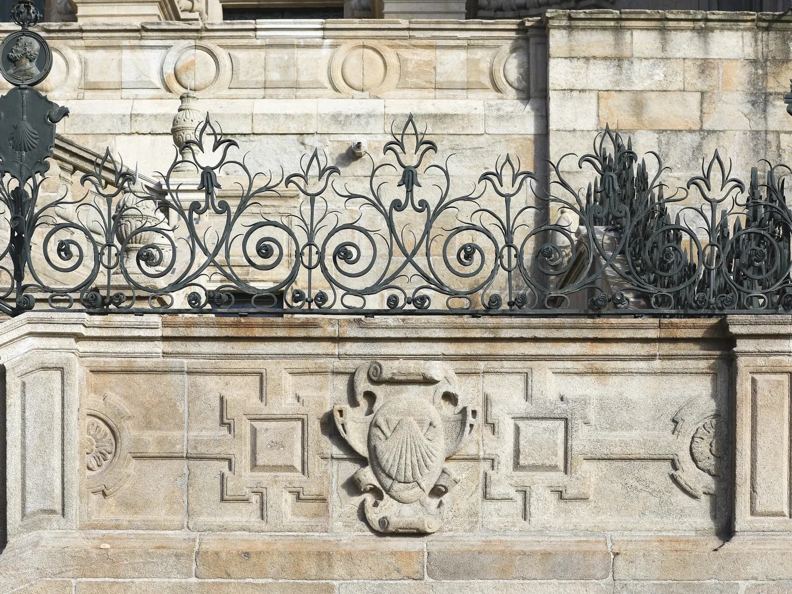 Coat of arms with scallop shell and railing on the Obradoiro façade
