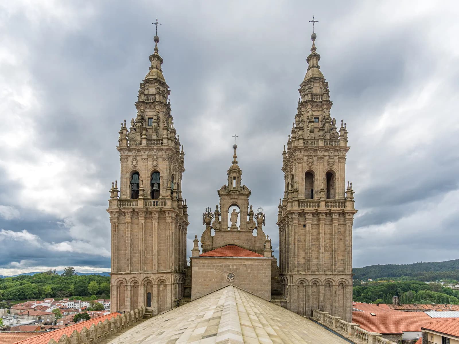 Torres del Obradoiro vistas desde las cubiertas de la catedral de Santiago
