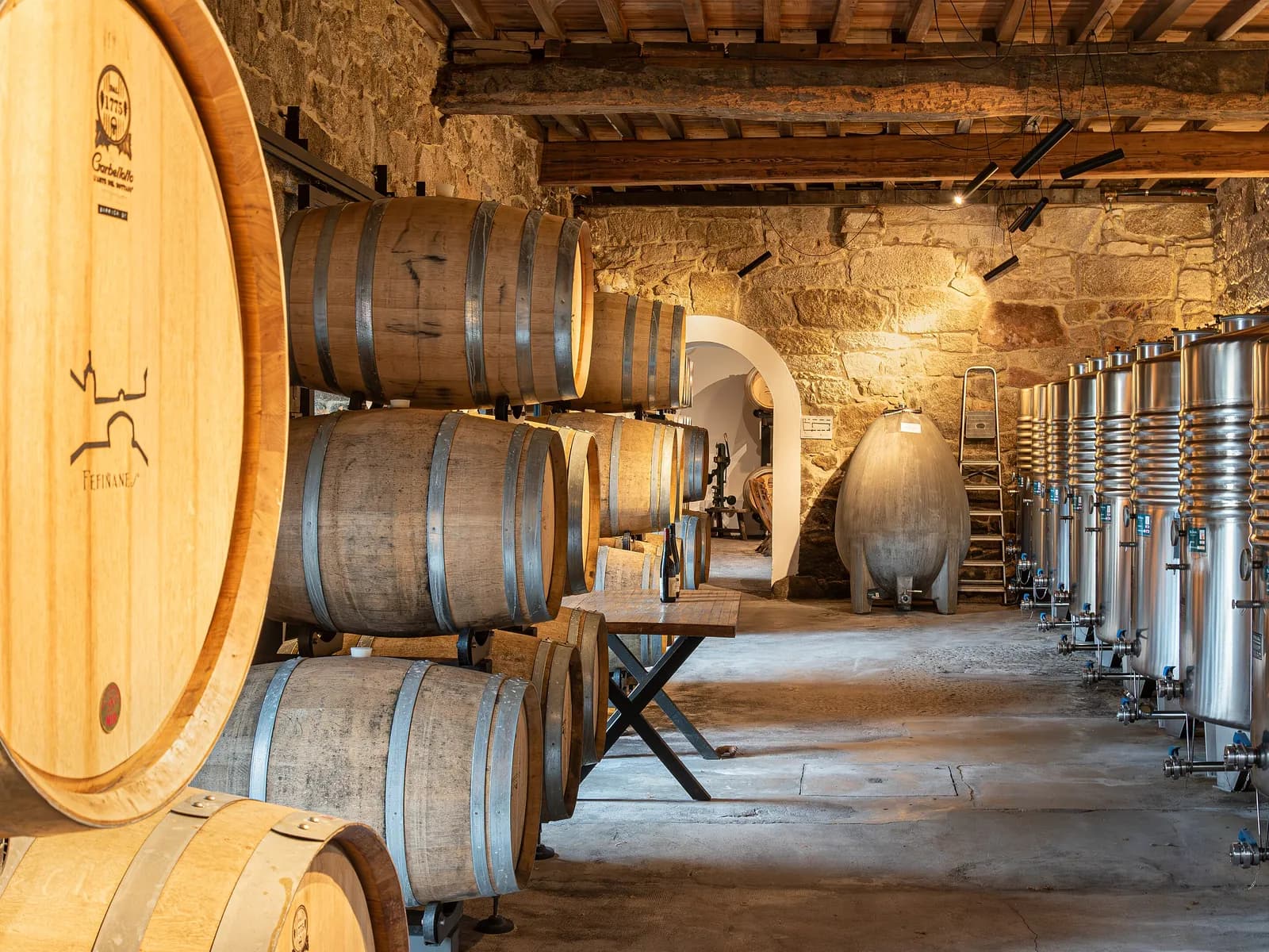 Barricas y depósitos en la bodega del Pazo de Fefiñáns, en Cambados