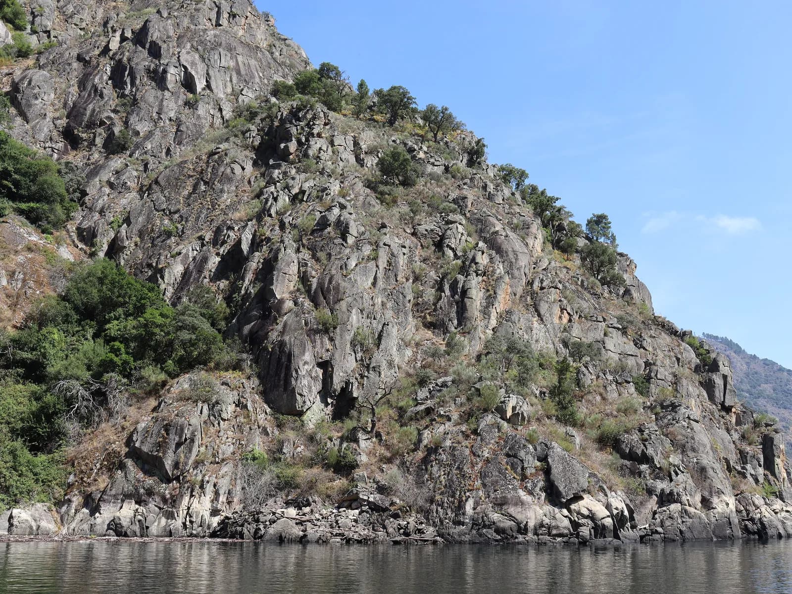 Paredes del cañón del Sil vistas desde el catamarán