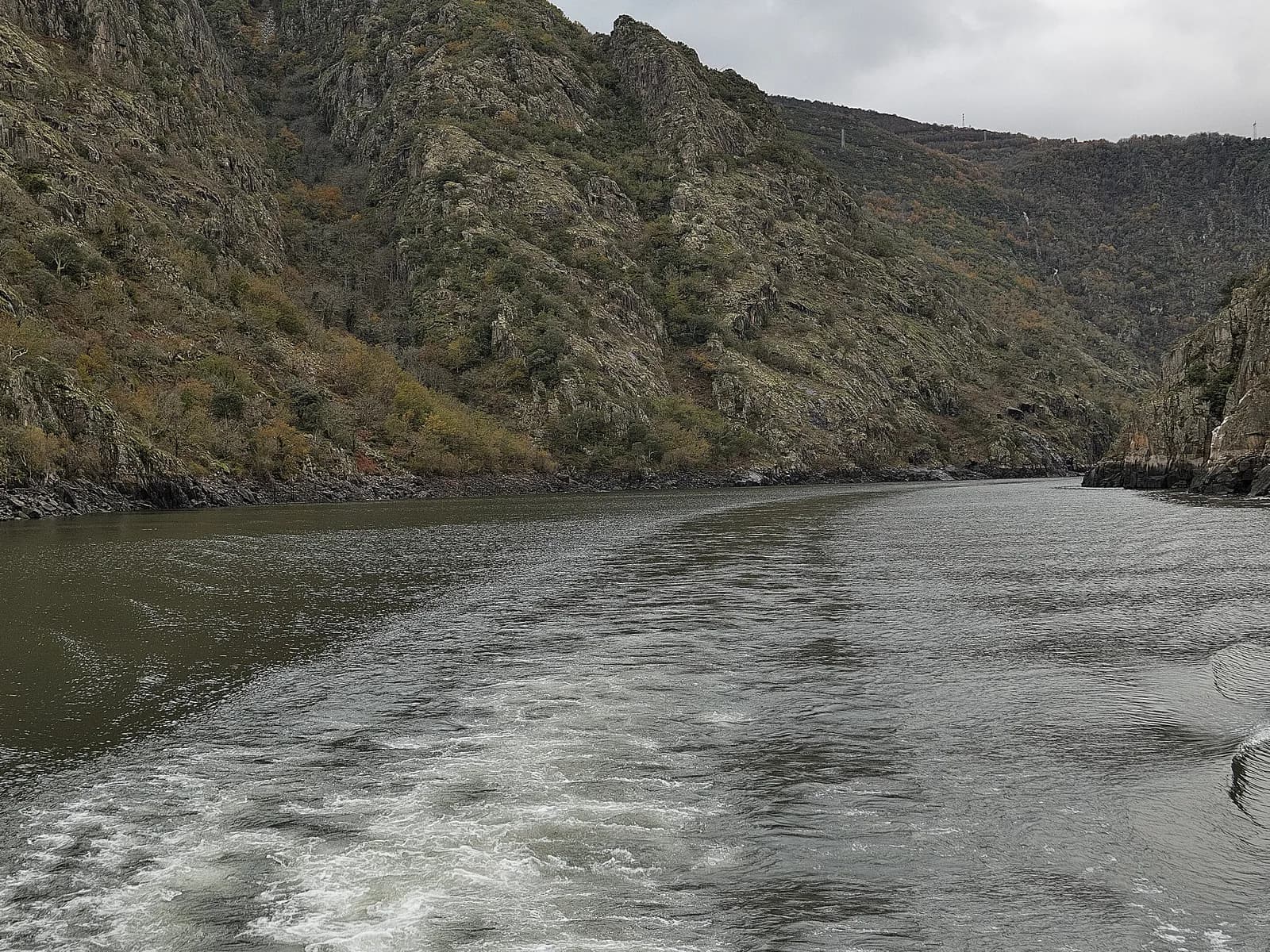 Navegando en barco por el cañón del Sil