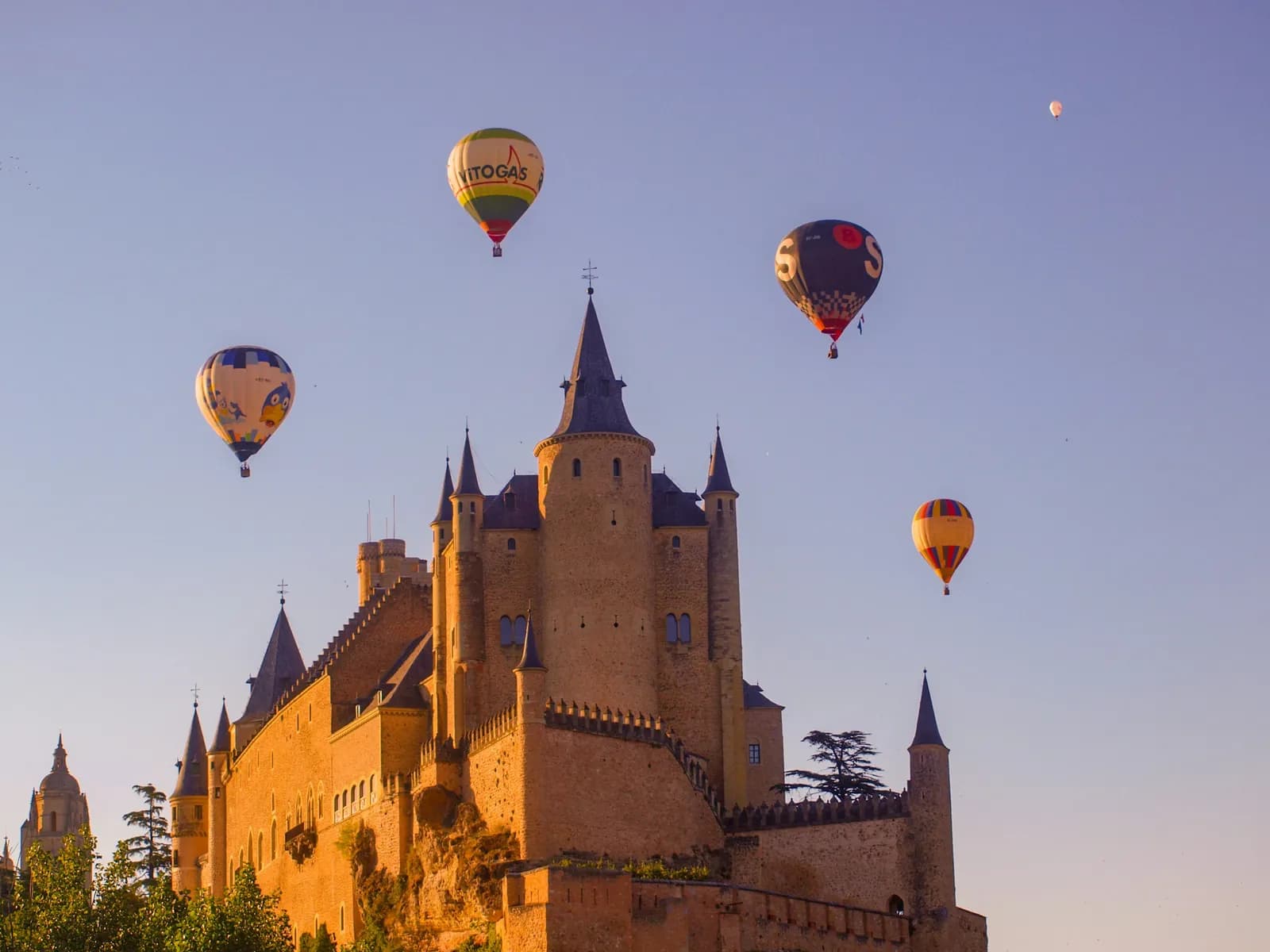 Globos aerostáticos sobre el Alcázar de Segovia al amanecer