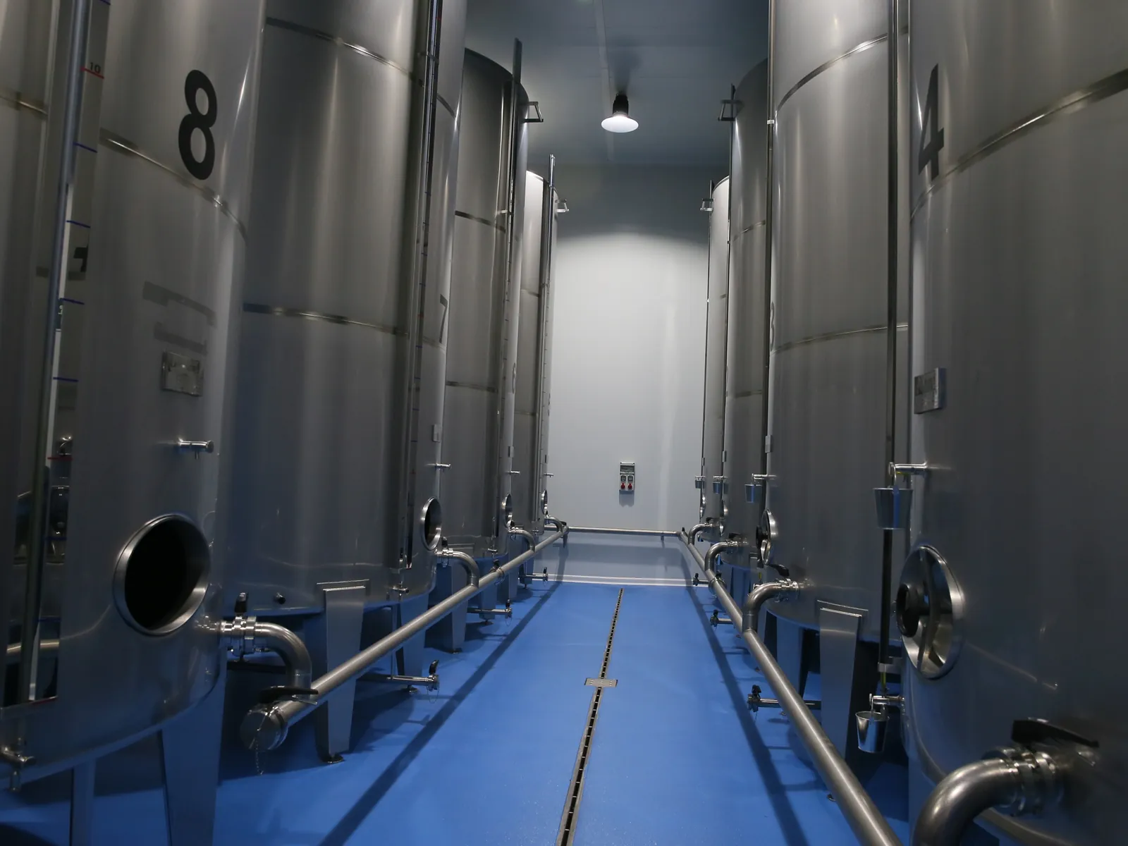 Bodega de una almazara con depósitos de acero inoxidable para el aceite de oliva